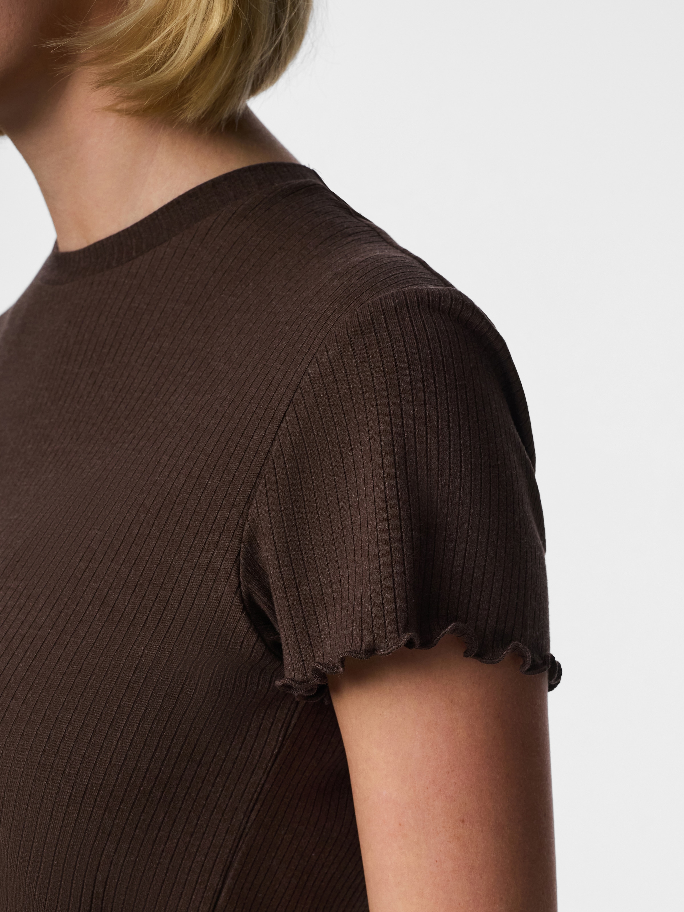 pieces Kurzarmshirt »PCNICCA SS O-NECK  TOP KAC BFD« Viskosemischung, slim fit