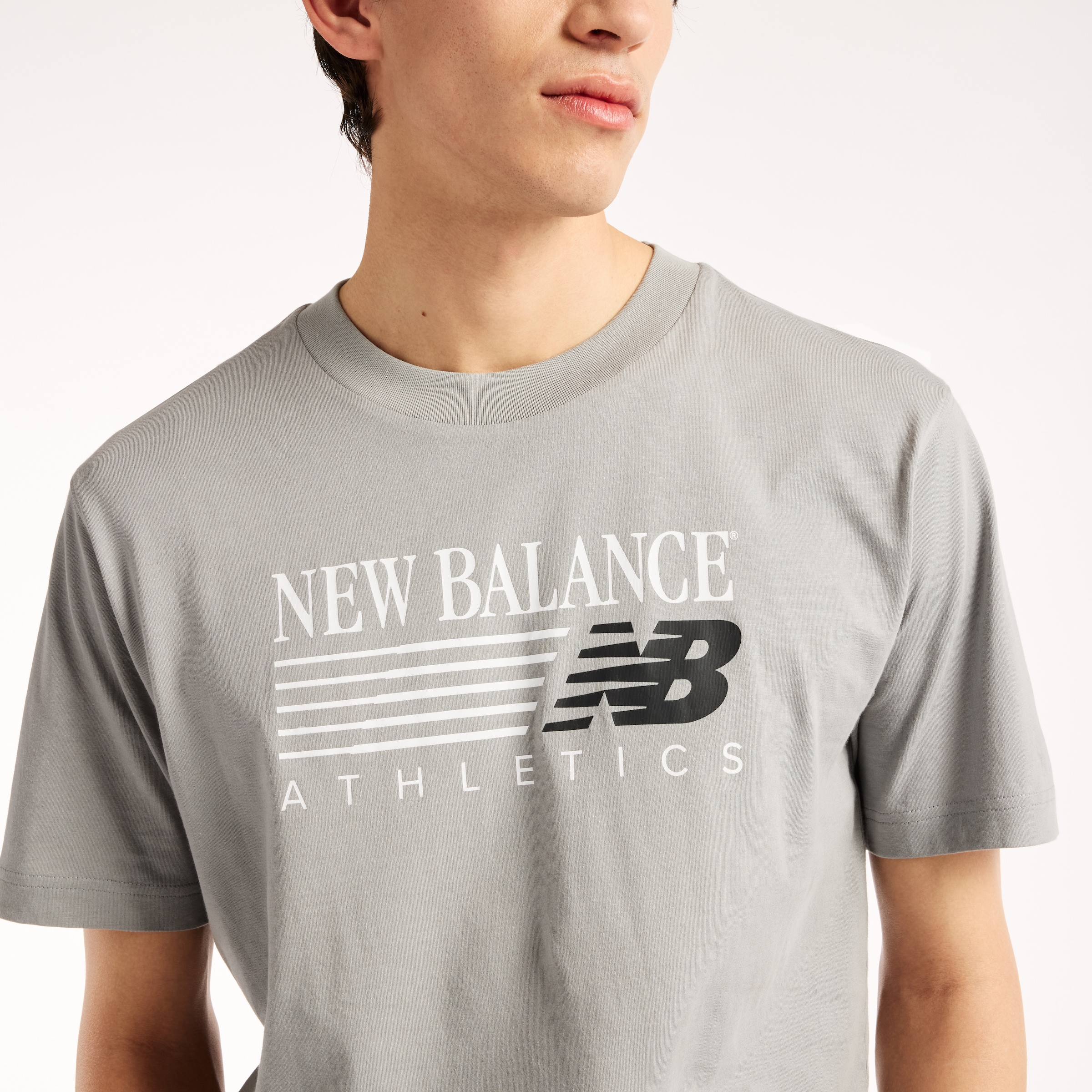 New Balance T-Shirt »REIMAGINED  GRAPHIC T-SHIRT« sportlicher Stil, aus Baumwolle, T-Shirt-Schnitt
