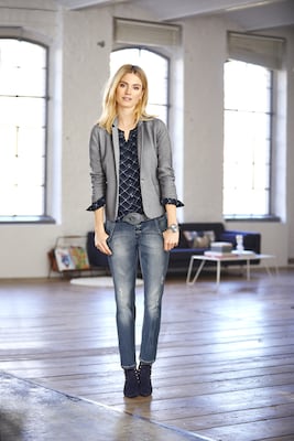 Boyfriend Jeans mit Blazer kombiniert