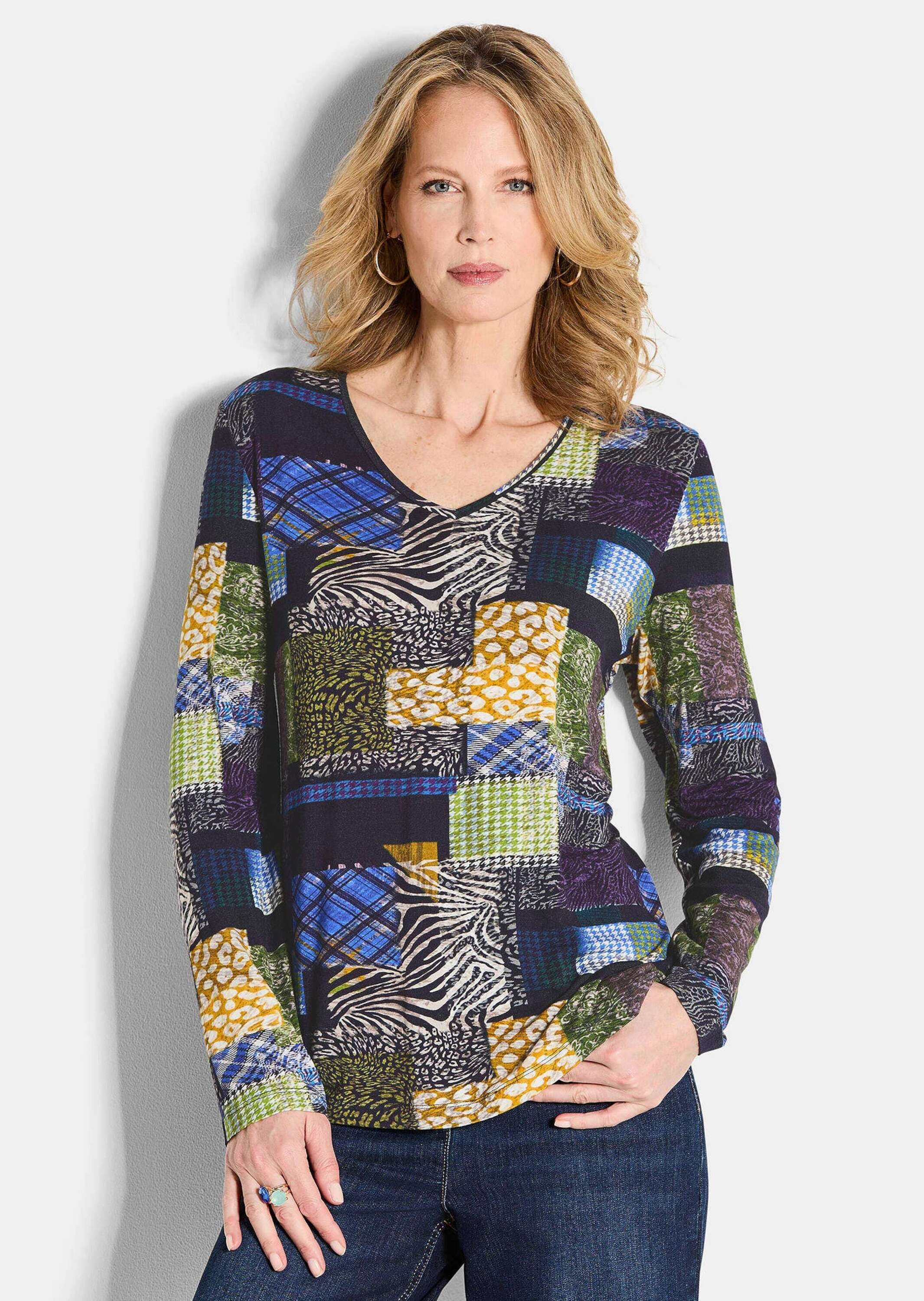 GOLDNER Langarmshirt »Kurzgröße Langarm Viskose-Shirt mit V-Ausschnitt« Patch-Print