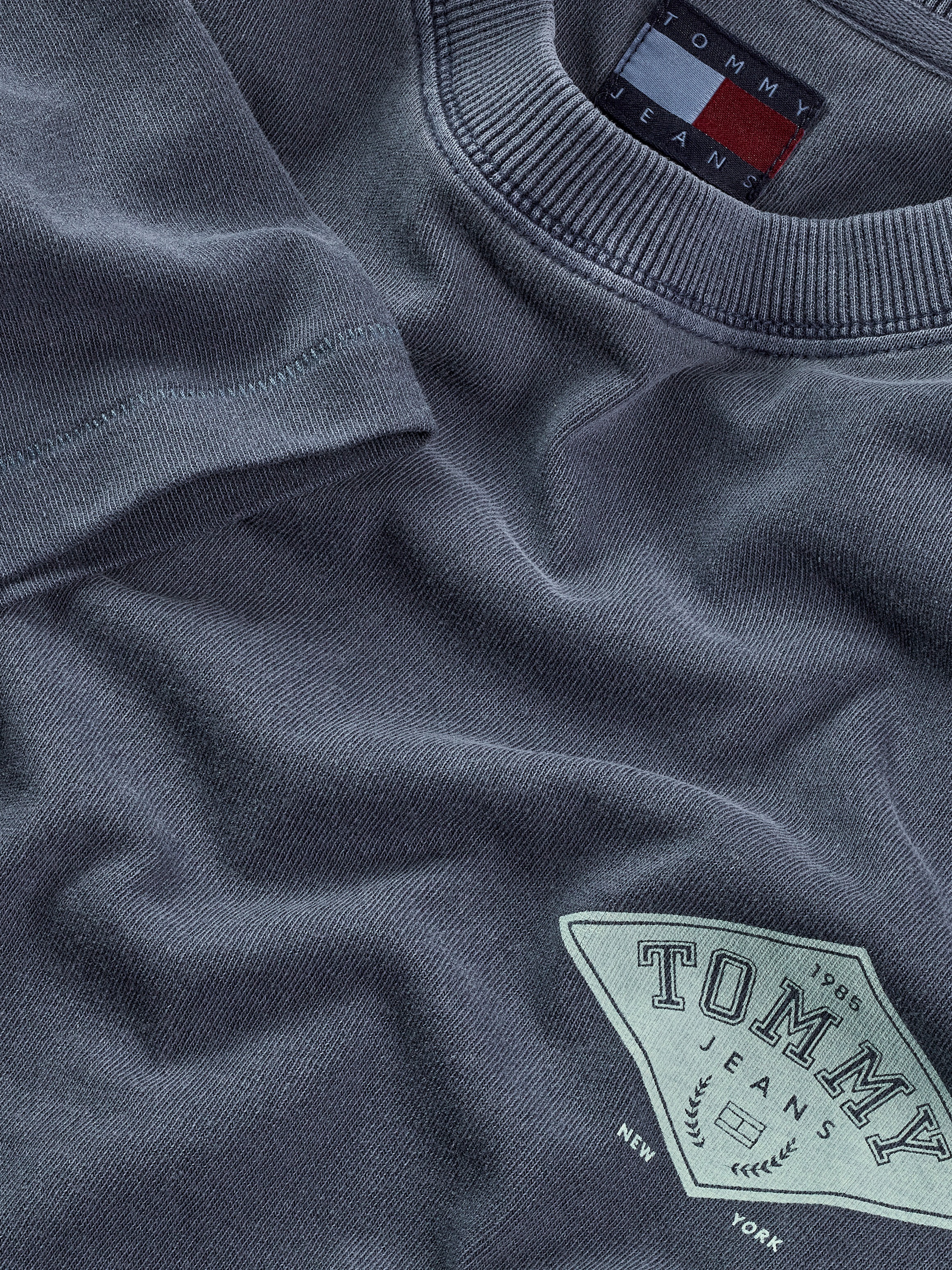 Tommy Jeans T-Shirt »TJM RLX VARSITY GRAPHICS TEE EXT«, mit großem Rückenprint