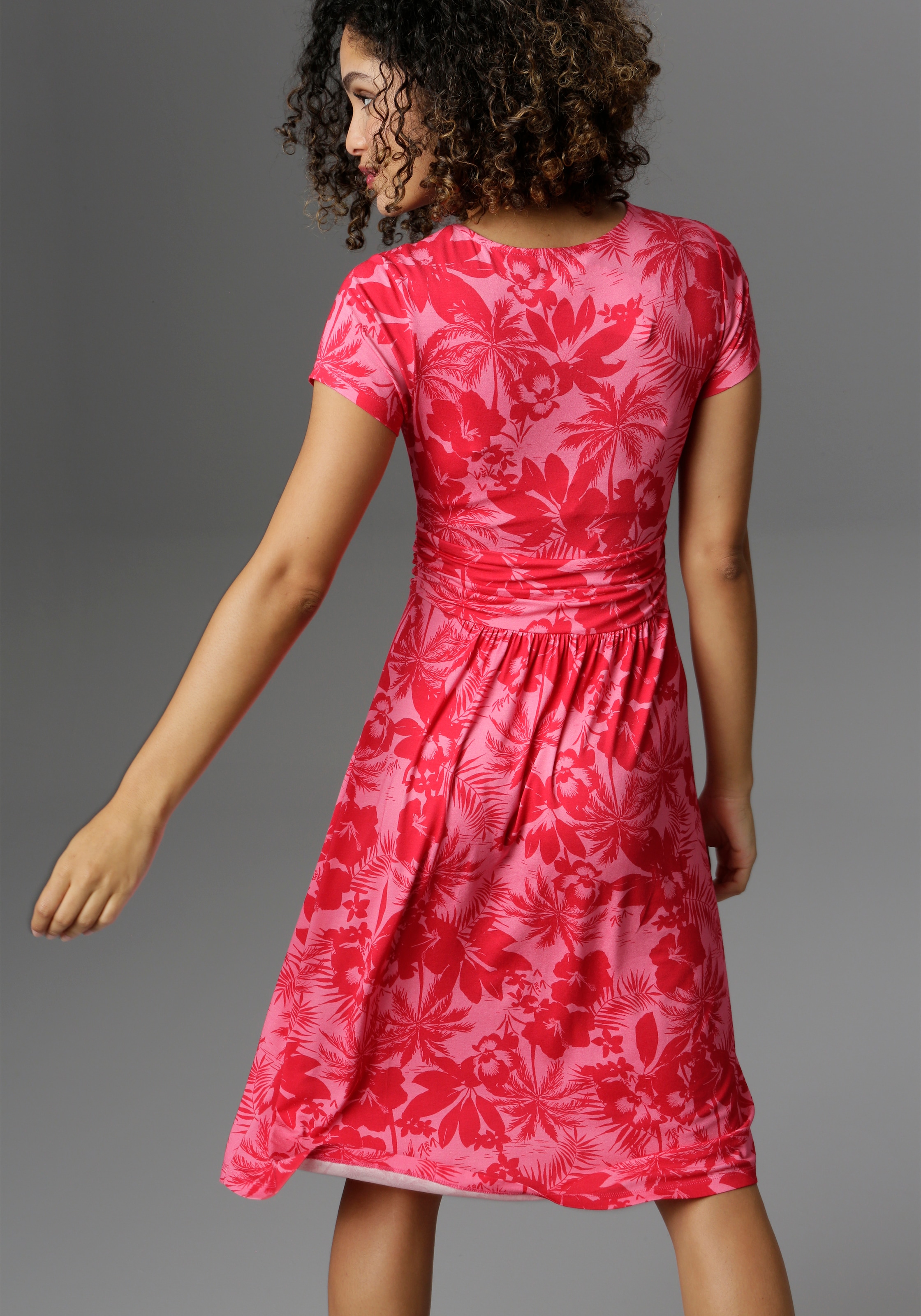 Aniston SELECTED Sommerkleid, mit Palmen und Blüten in Knallfarbe