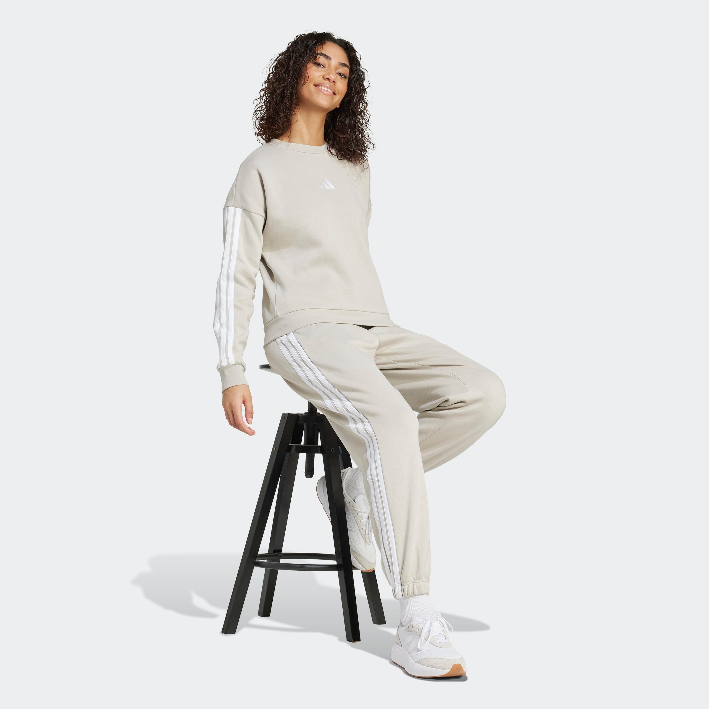 adidas Sportswear Sporthose »ESSENTIALS 3-STREIFEN LOOSE-FIT«  Locker geschnitten, mit schmal zulaufender Beinform