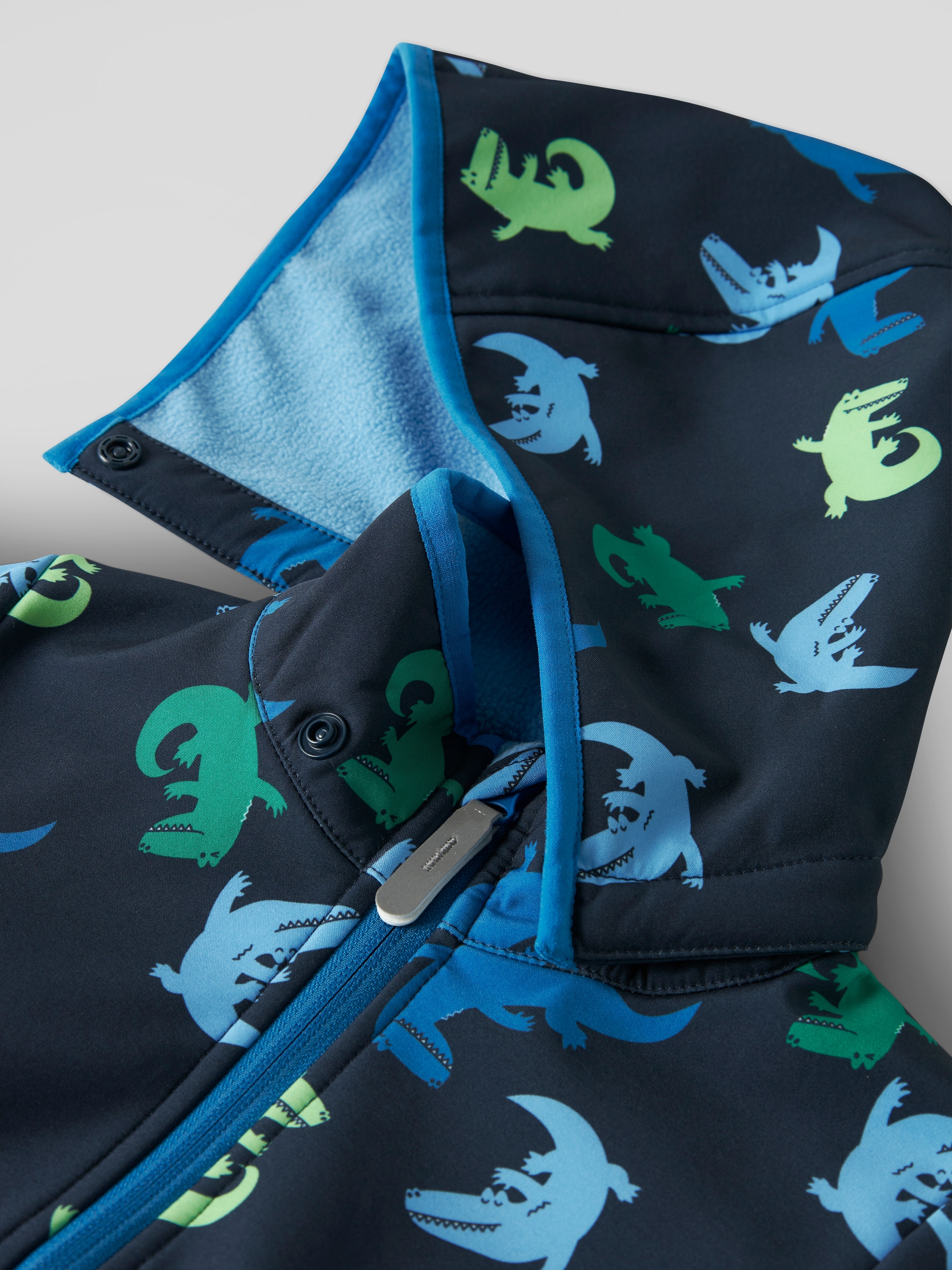 Name It Softshelljacke »NMMMALTA05 SOFTSHELL JACKET AOP FO« mit Kapuze Dekorative, reflektierende Details