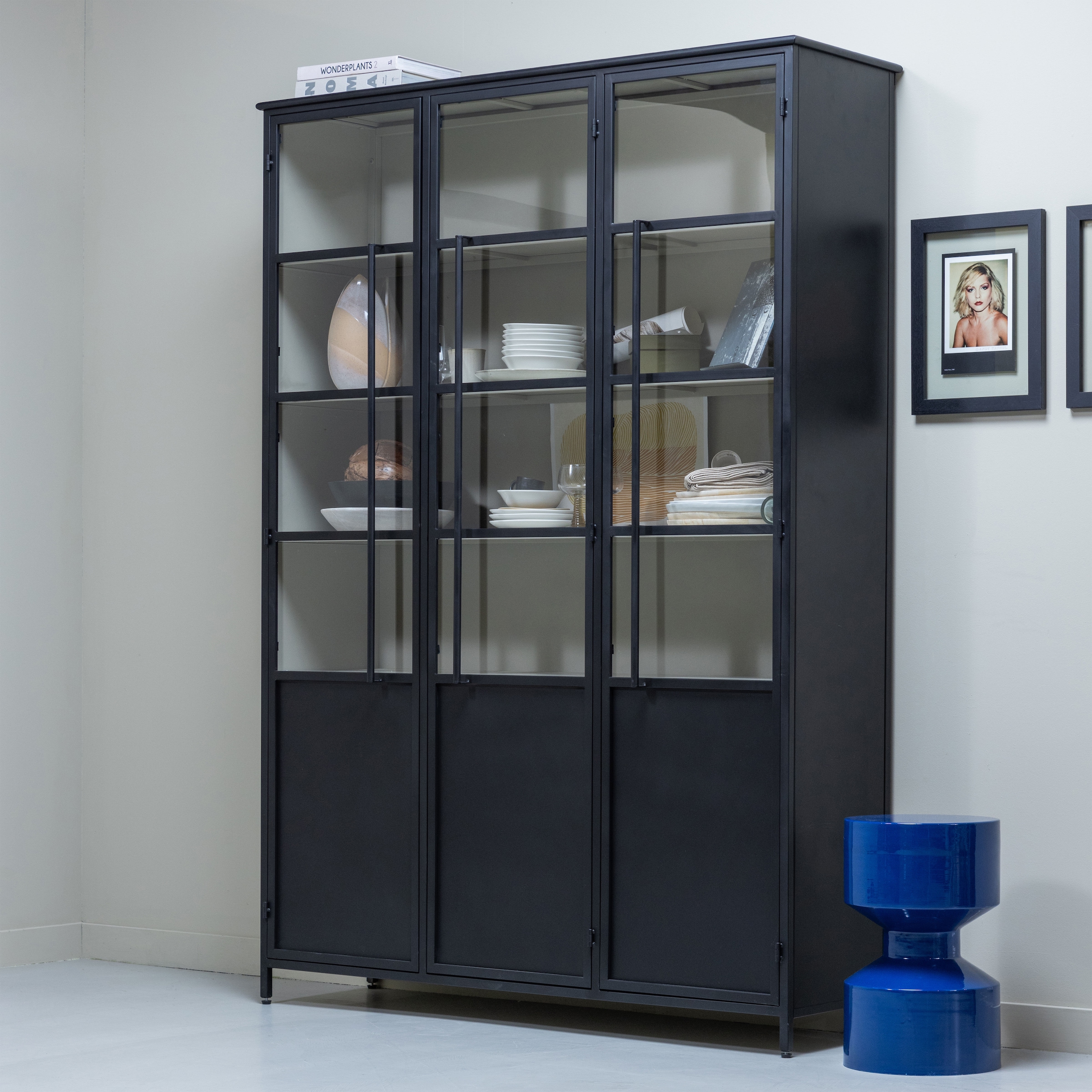 WOOOD Vitrine »EXHIBIT XL 3-TÜRIG SCHRANK METALL B/T/H: 140/44/200 cm« Ausstellungsvitrine  aus mattem Metall bietet 5 stabile Böden