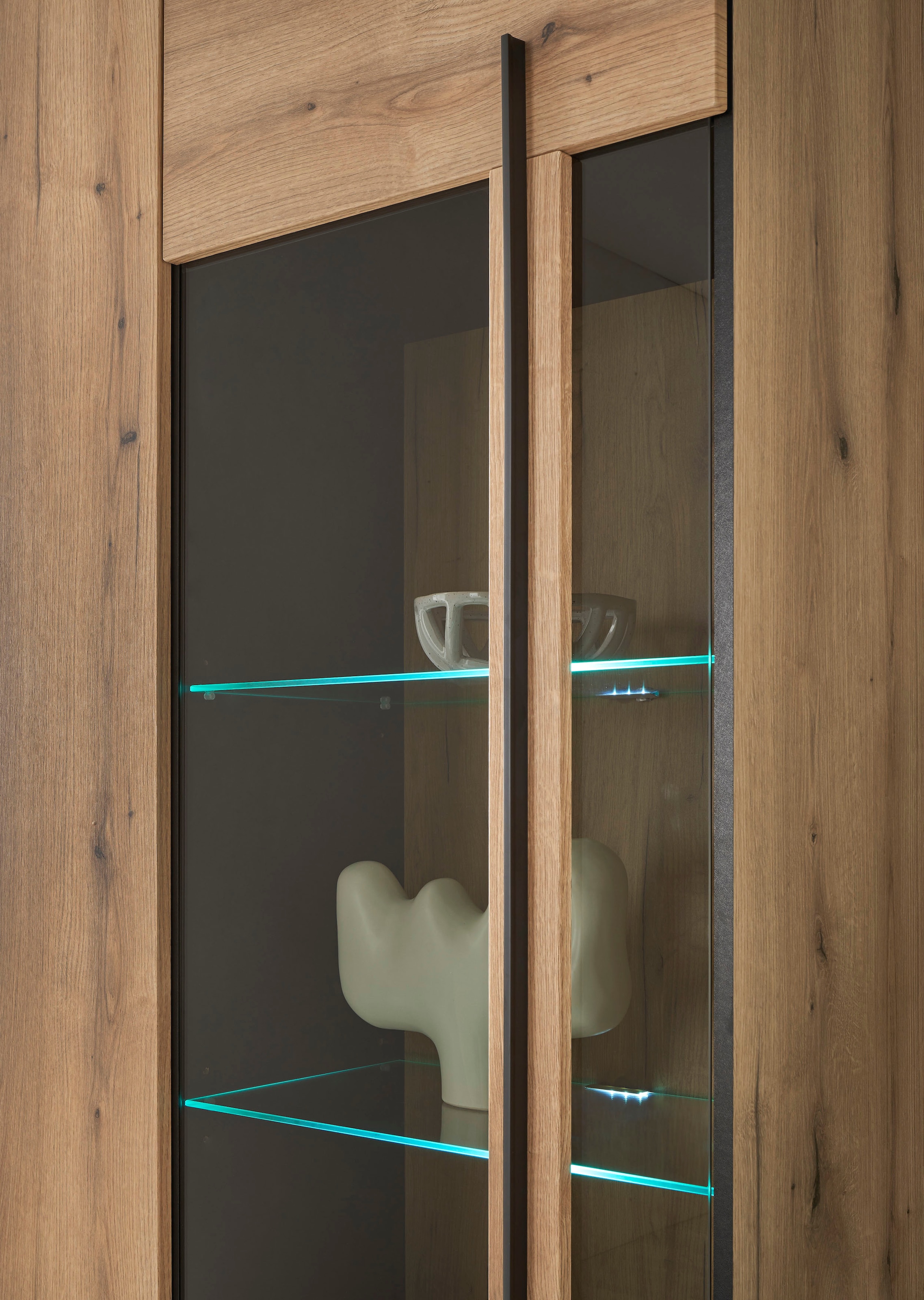 Home affaire Vitrine »Cantara, Vitrinenschrank in Eiche Evoke oder weiß, Standvitrine« schwarzer Stangengriff, ausreichend Stauraum, vielseitig einsetzbar