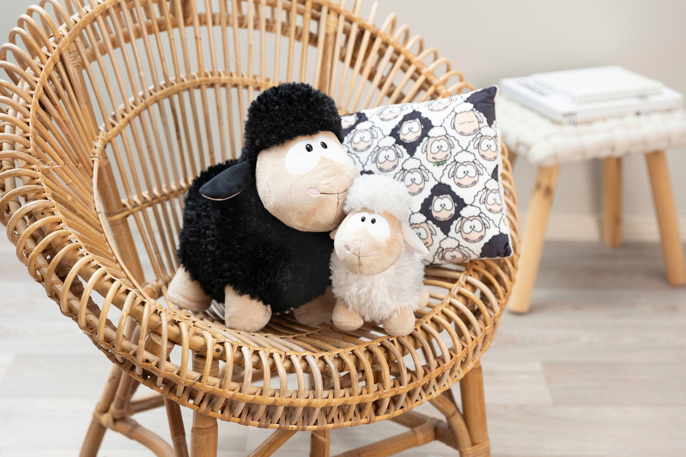 Nici Kuscheltier »Wooly Gang, Schaf weiß, 22 cm«, sitzend; enthält recyceltes Material