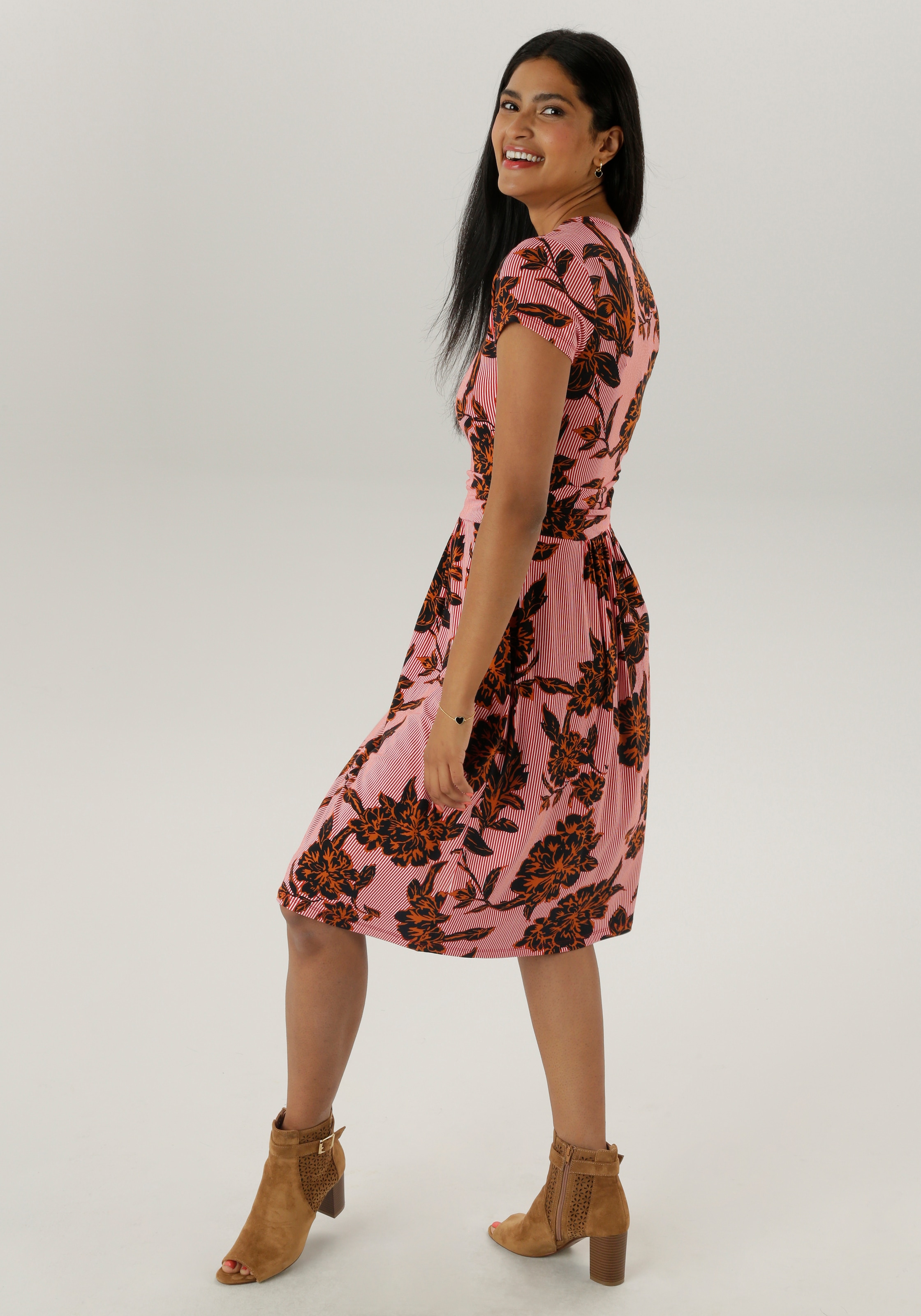 Aniston SELECTED Sommerkleid, mit abstrakter Blüten- und Blättermusterung - NEUE KOLLEKTION