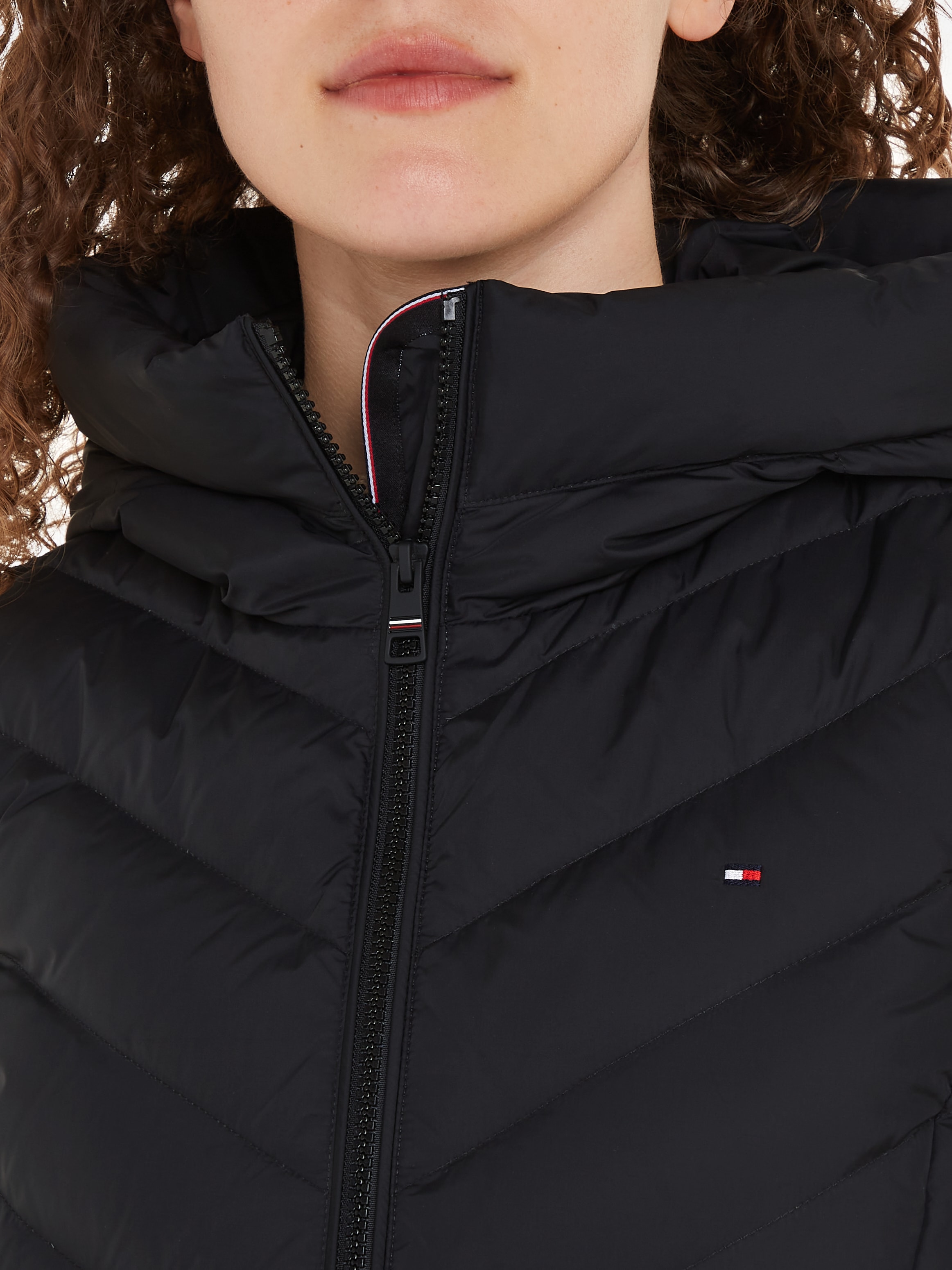 Tommy Hilfiger Steppweste »CHEVRON MW PADDED VEST«, mit mittelstarker Wattierung und Tommy Hilfiger Markenlabel