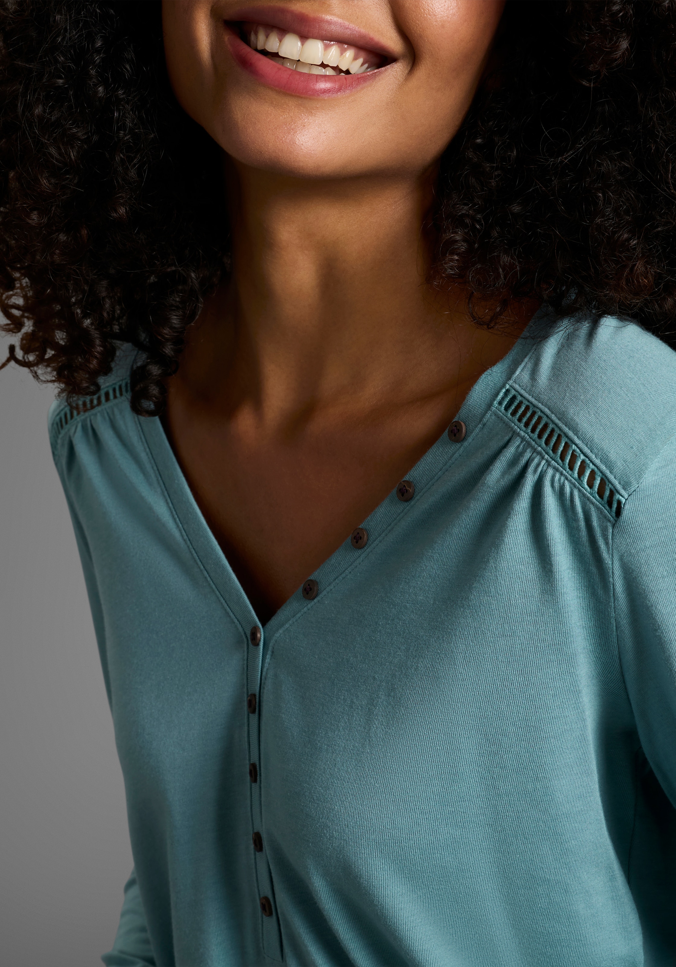 KangaROOS Langarmshirt , mit Knopfleiste und süßen Details
