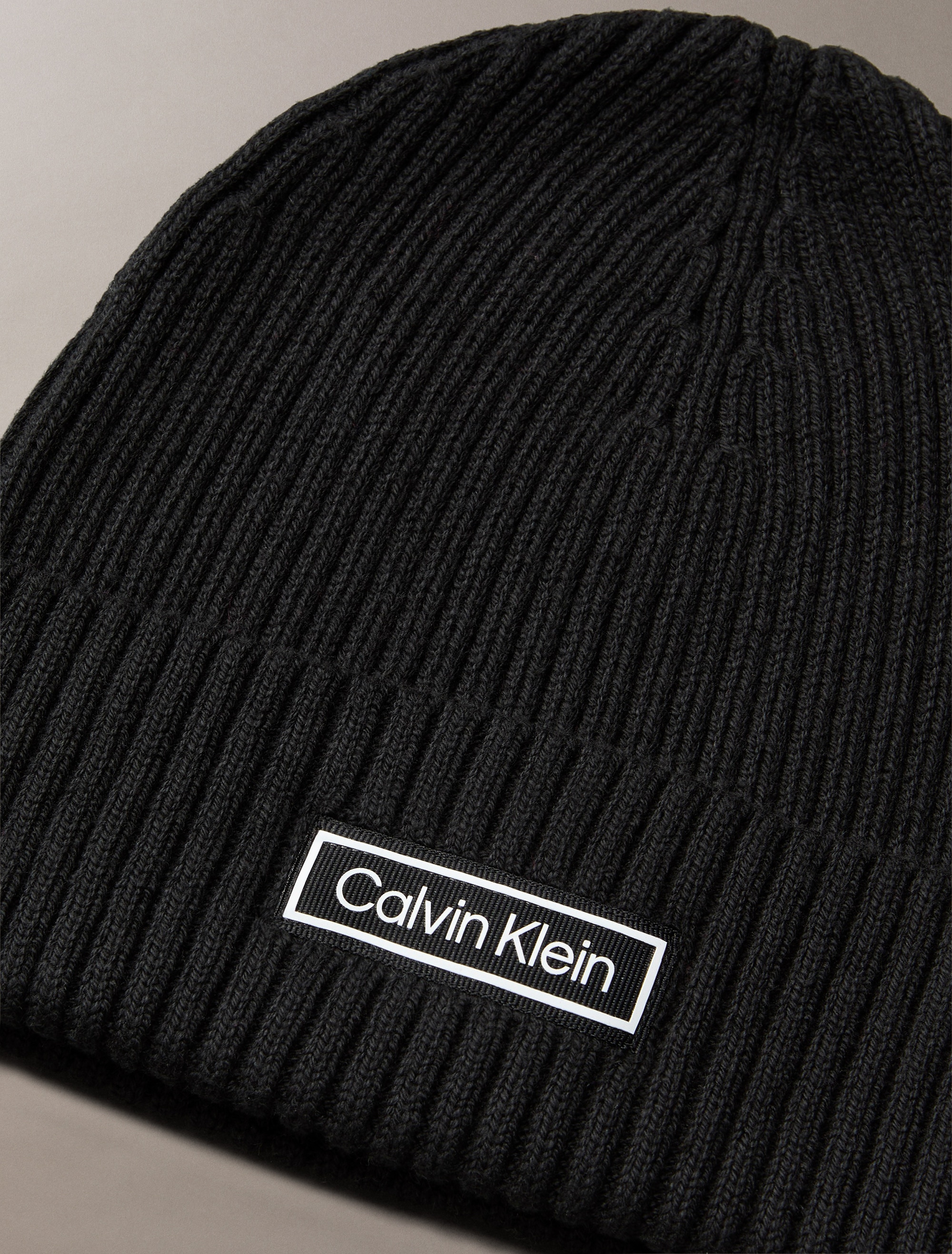 Calvin Klein Strickmütze »PATCH CHUNKY RIB COTTON BEANIE«, Perfekt für den Alltag