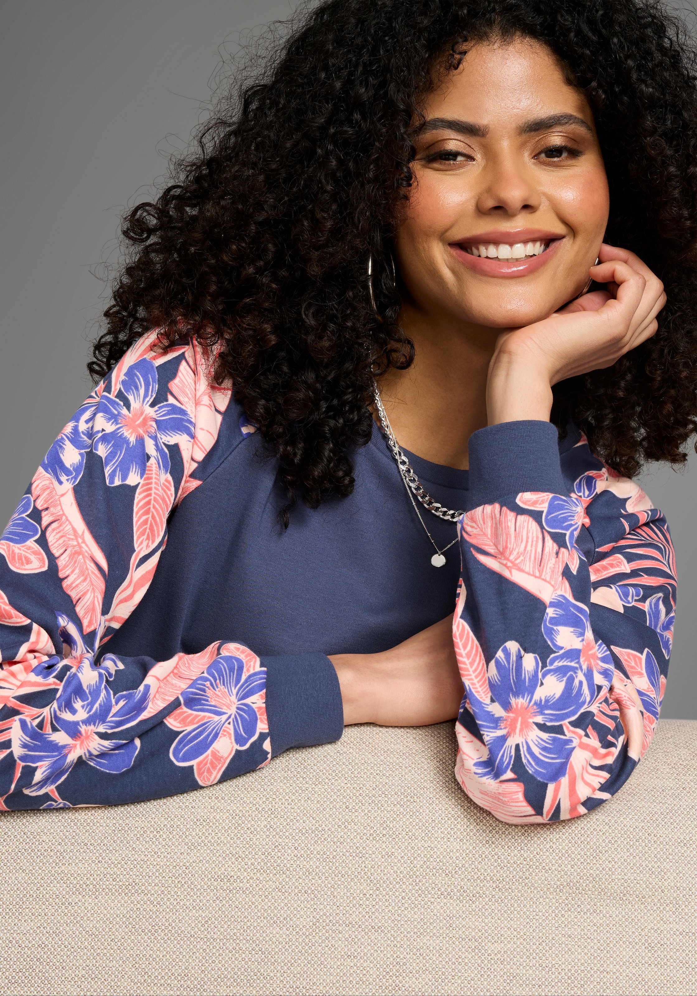 KangaROOS Sweatshirt , Ärmel mit Blumendruck
