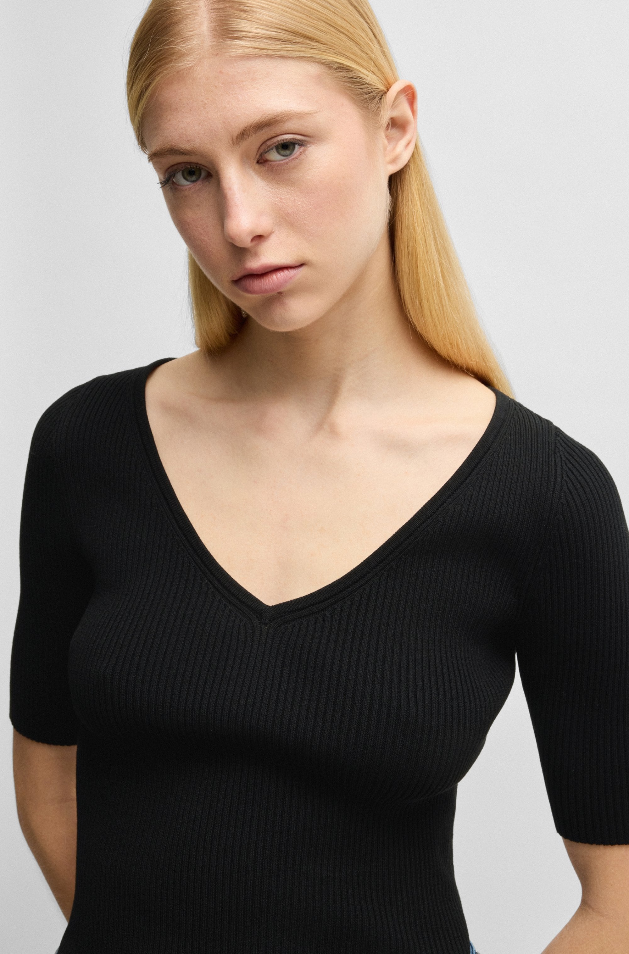 BOSS ORANGE Strickpullover »Faradisco Premium Damenmode«, mit BOSS Metallcharm