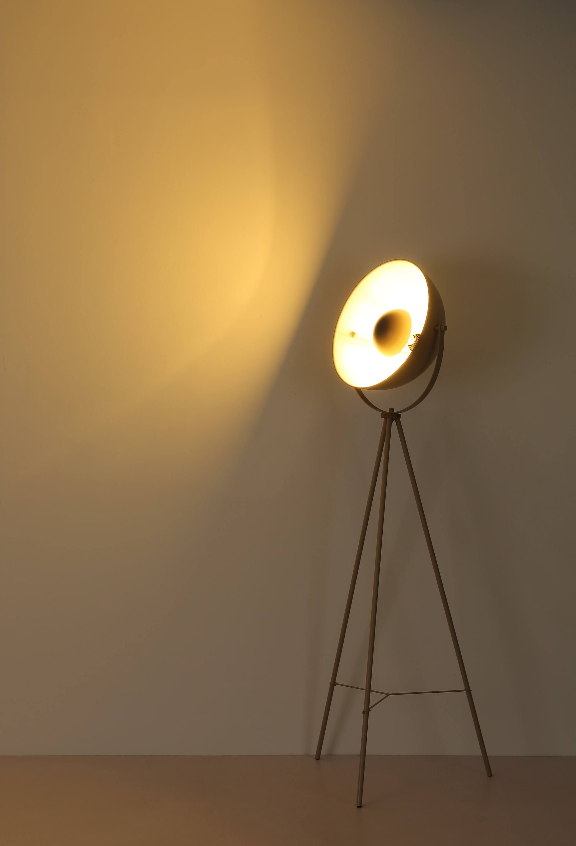 OTTO home Stehlampe »Totte - Stehleuchte mit Dreibein, beige o schwarz, Wohnzimmer, Flur« E27 1 Stk. E27, indirektes Licht, standfest, Wippschalter, Retro, Industrie Look