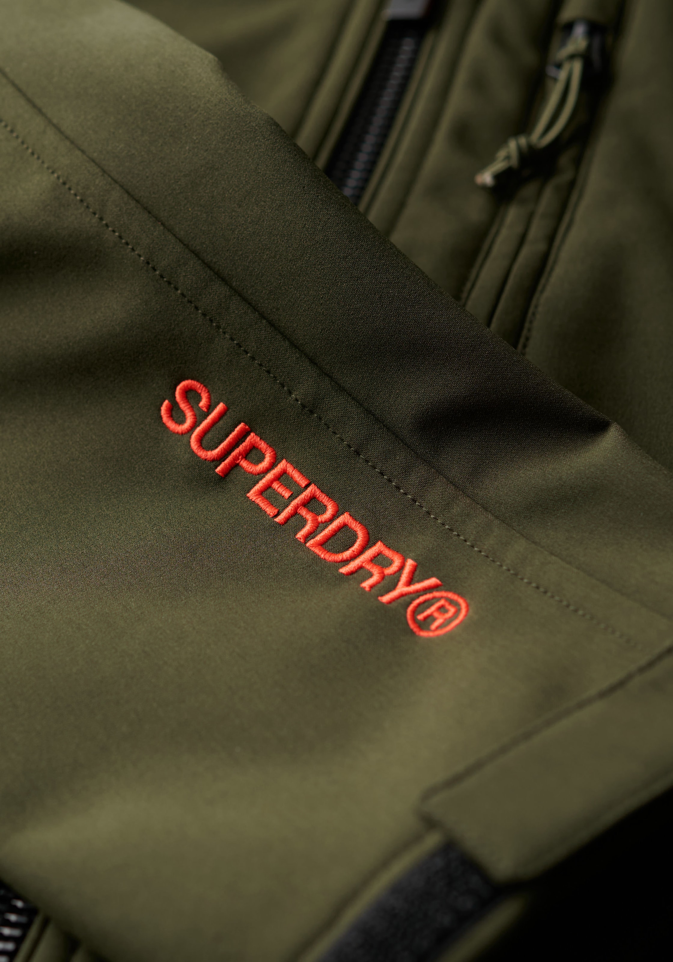 Superdry Outdoorjacke »HOODED SOFT SHELL TREKKER JKT«, mit Kapuze