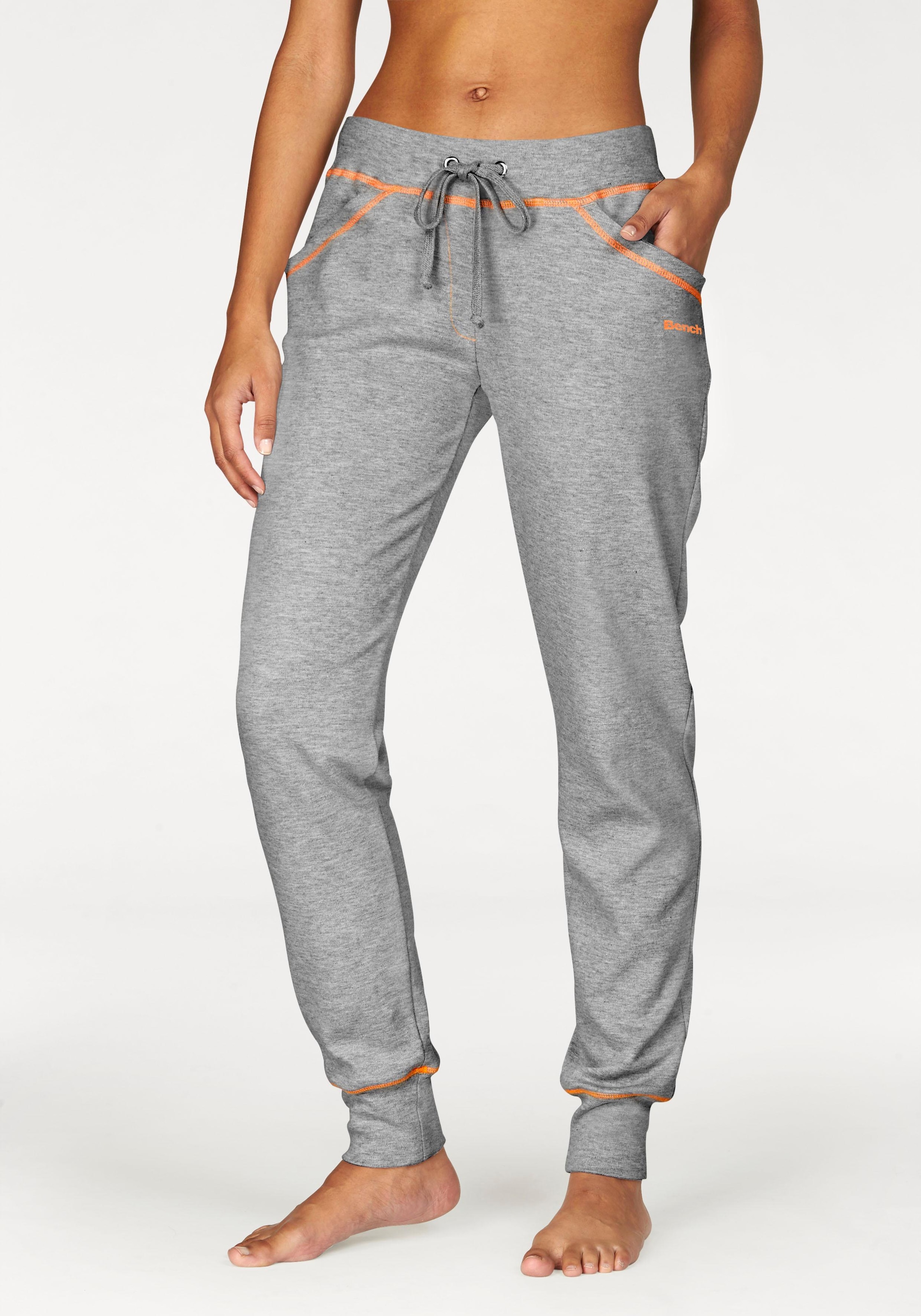 Loungeanzug kontrastfarbenen Loungewear Nähten, bei Loungewear, mit Relaxhose, Bench. ♕