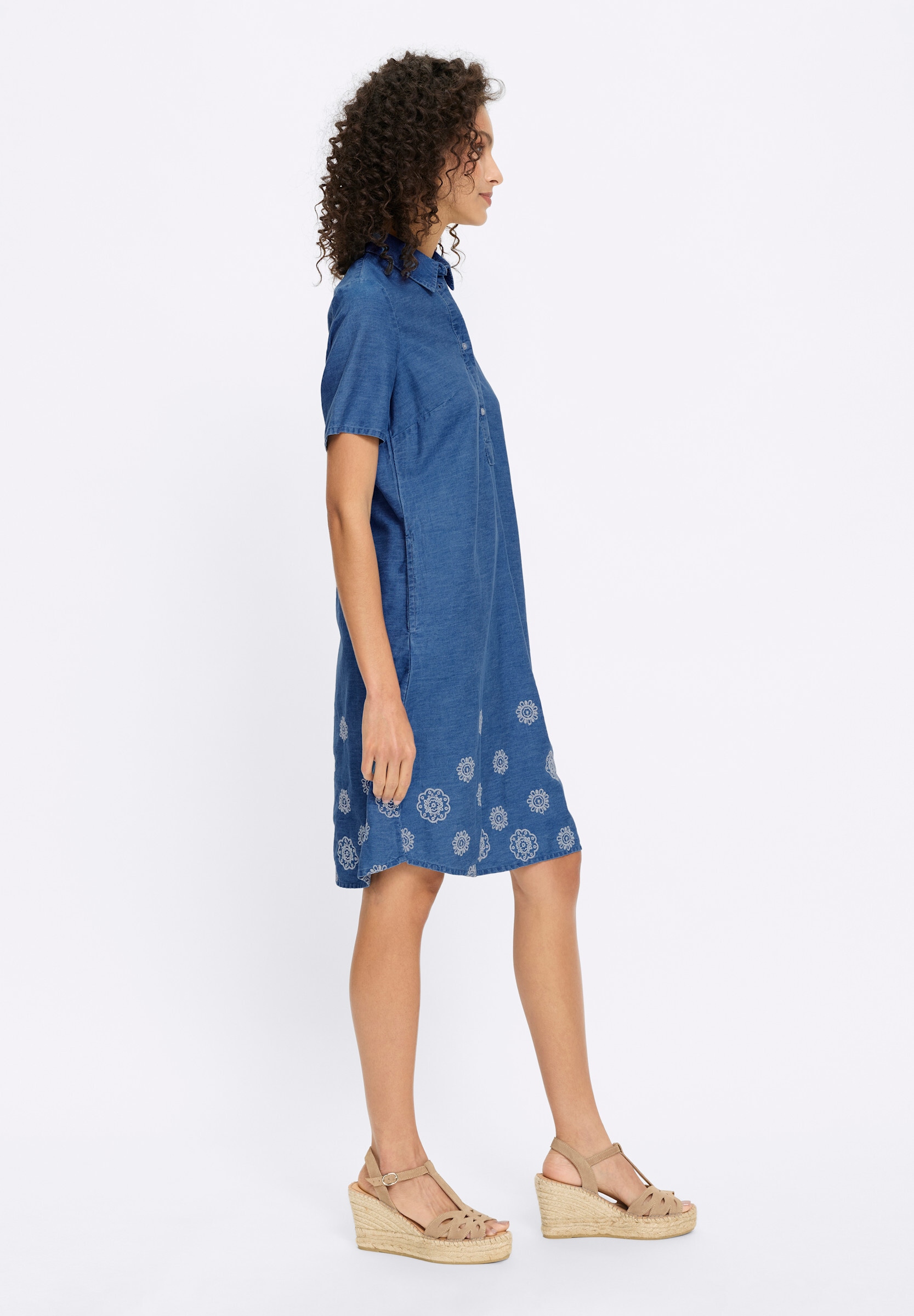 heine Hemdblusenkleid »Jeans-Kleid Jeanskleid mit floraler Stickerei« Ohne Taschen