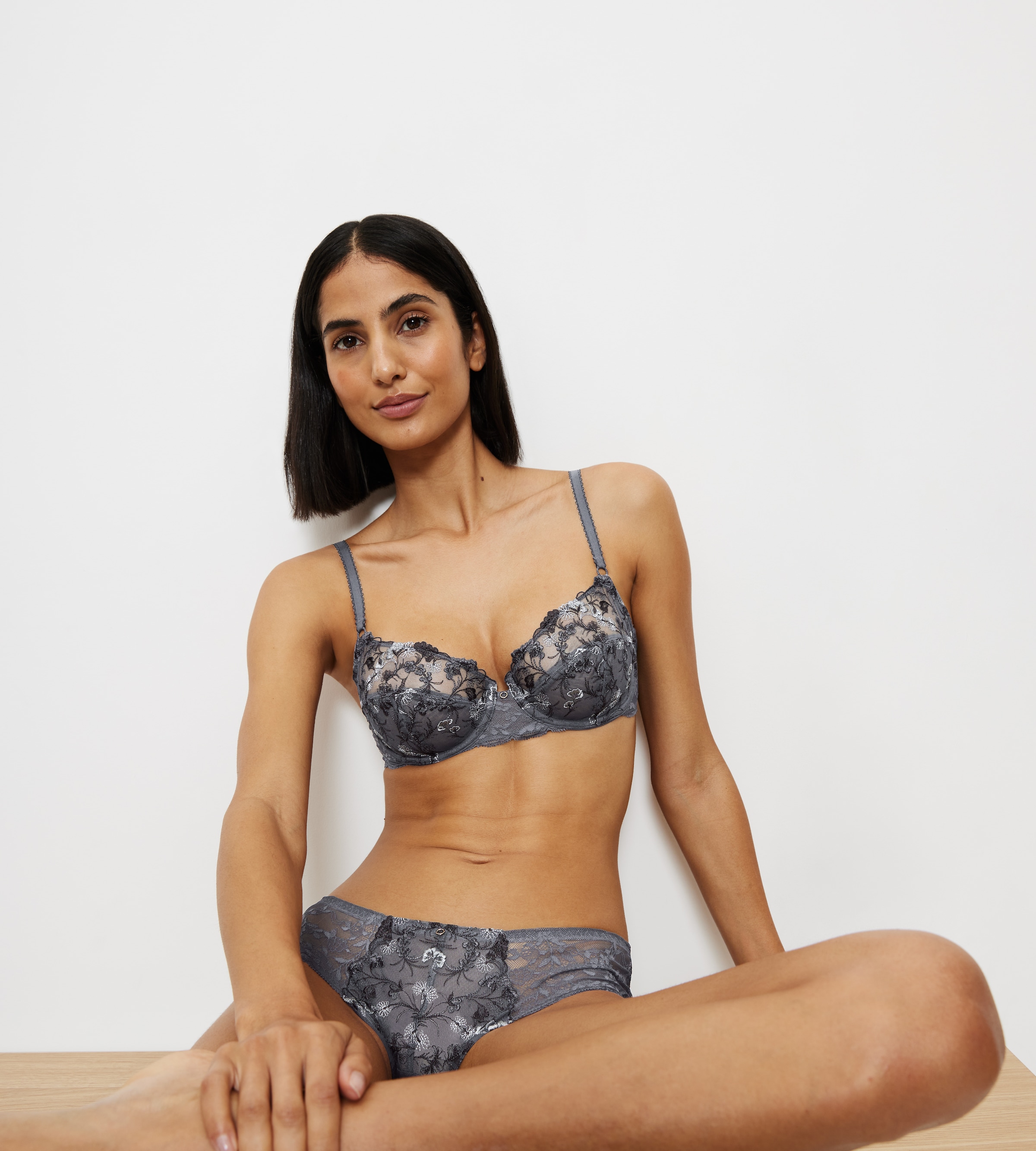 Triumph Balconette-BH »Sensual Spotlight W« mit Stickerei und verstellbaren Trägern