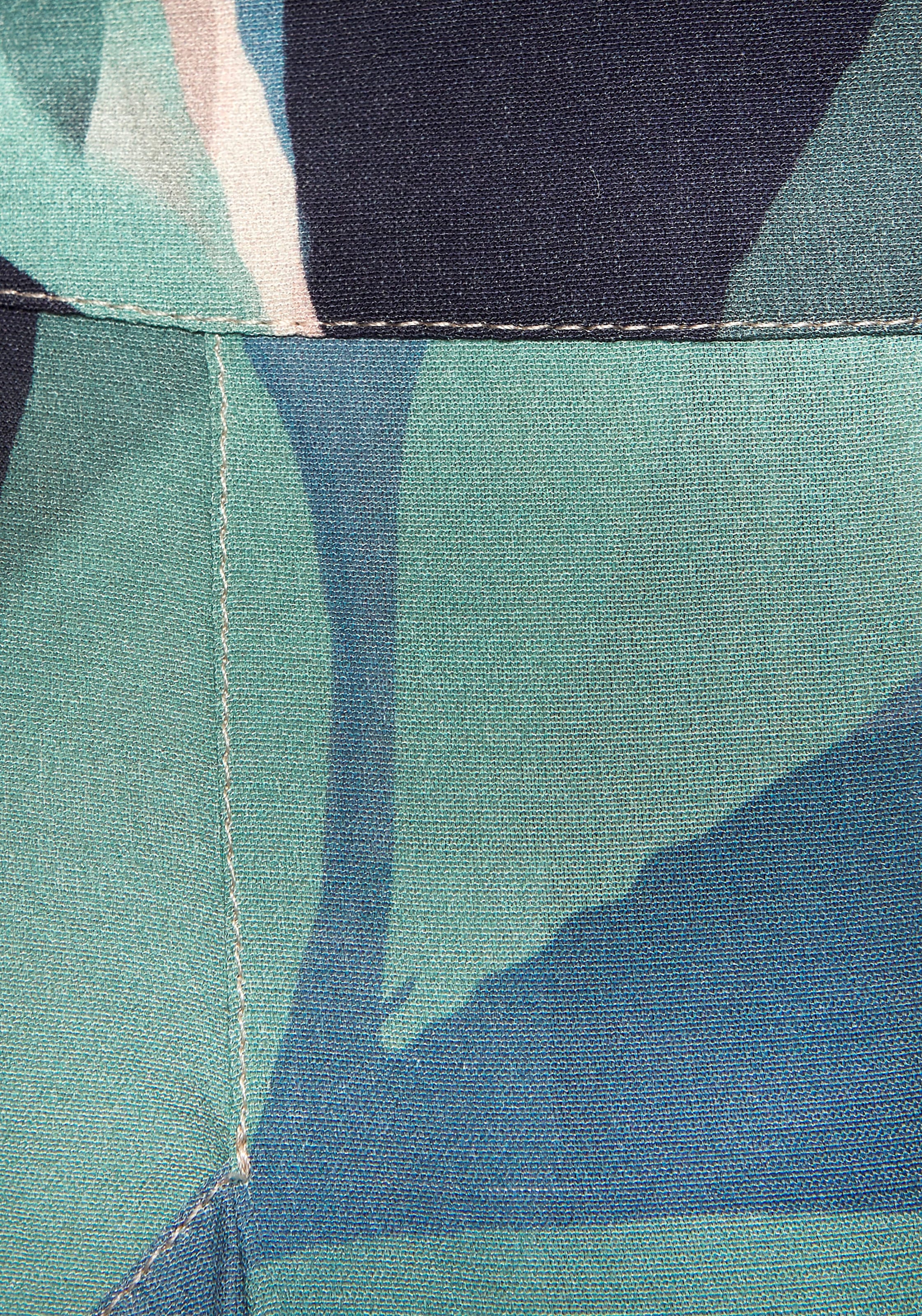 LASCANA Shorts, mit praktischen Eingrifftaschen vorne, kurze Hose mit Alloverprint