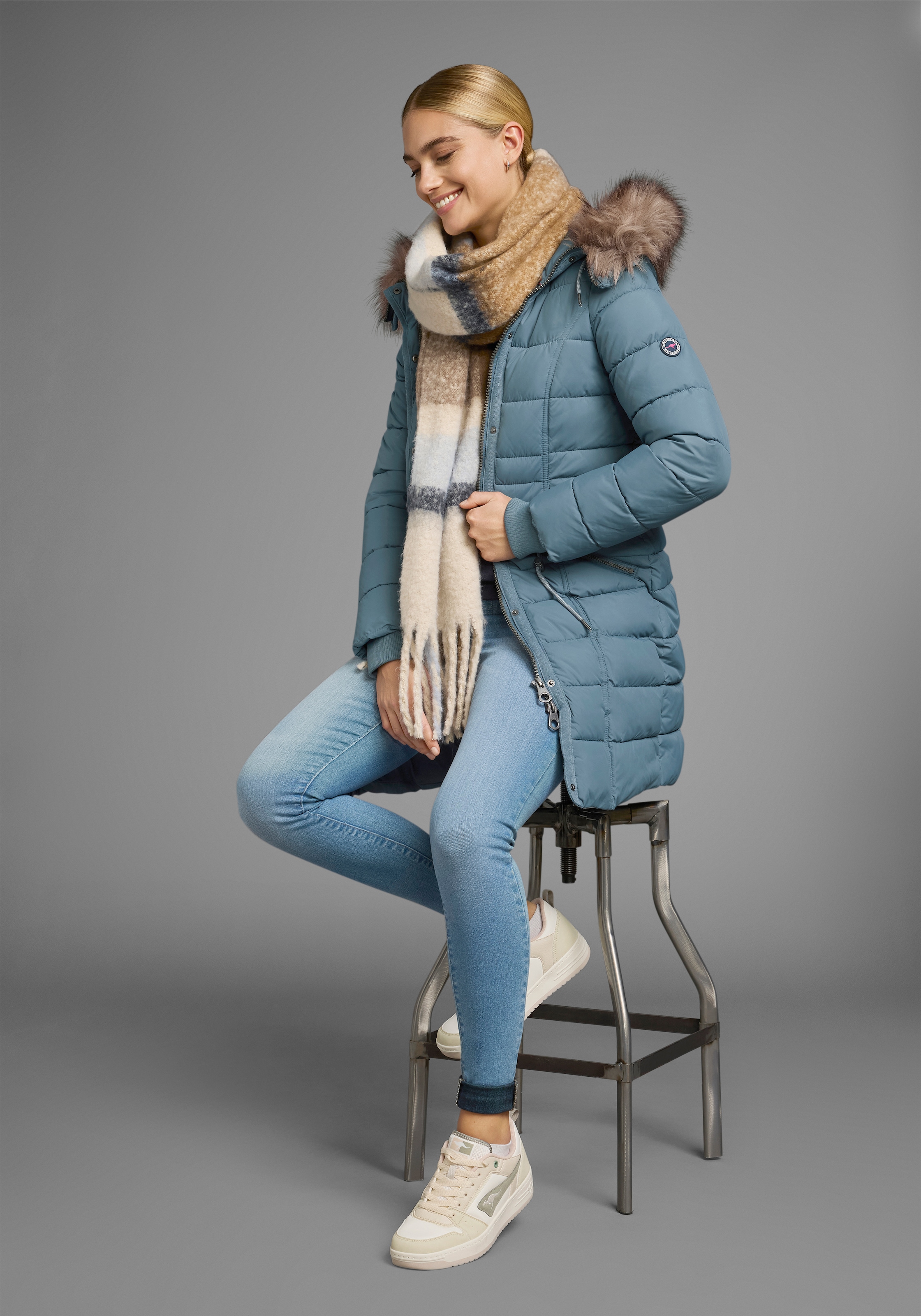 KangaROOS Steppjacke, mit Kapuze, figurbetonter Schnitt, mit Reißverschlusstaschen