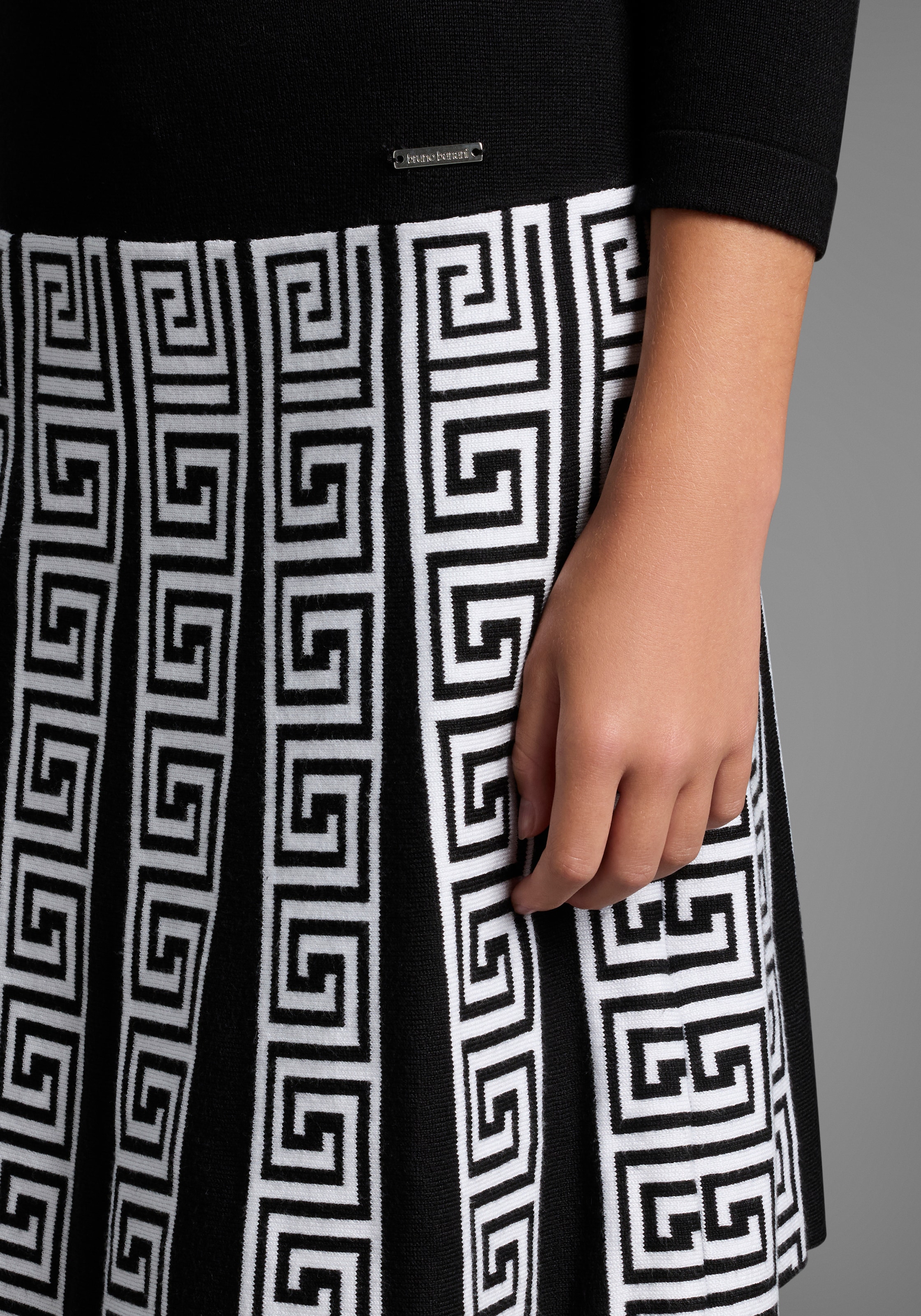 Bruno Banani Strickkleid »Strickkleid mit Faltenrock und Jacquardmuster« NEUHEIT: BRUNO BANANI für TEENS! Trendiges Strickkleid