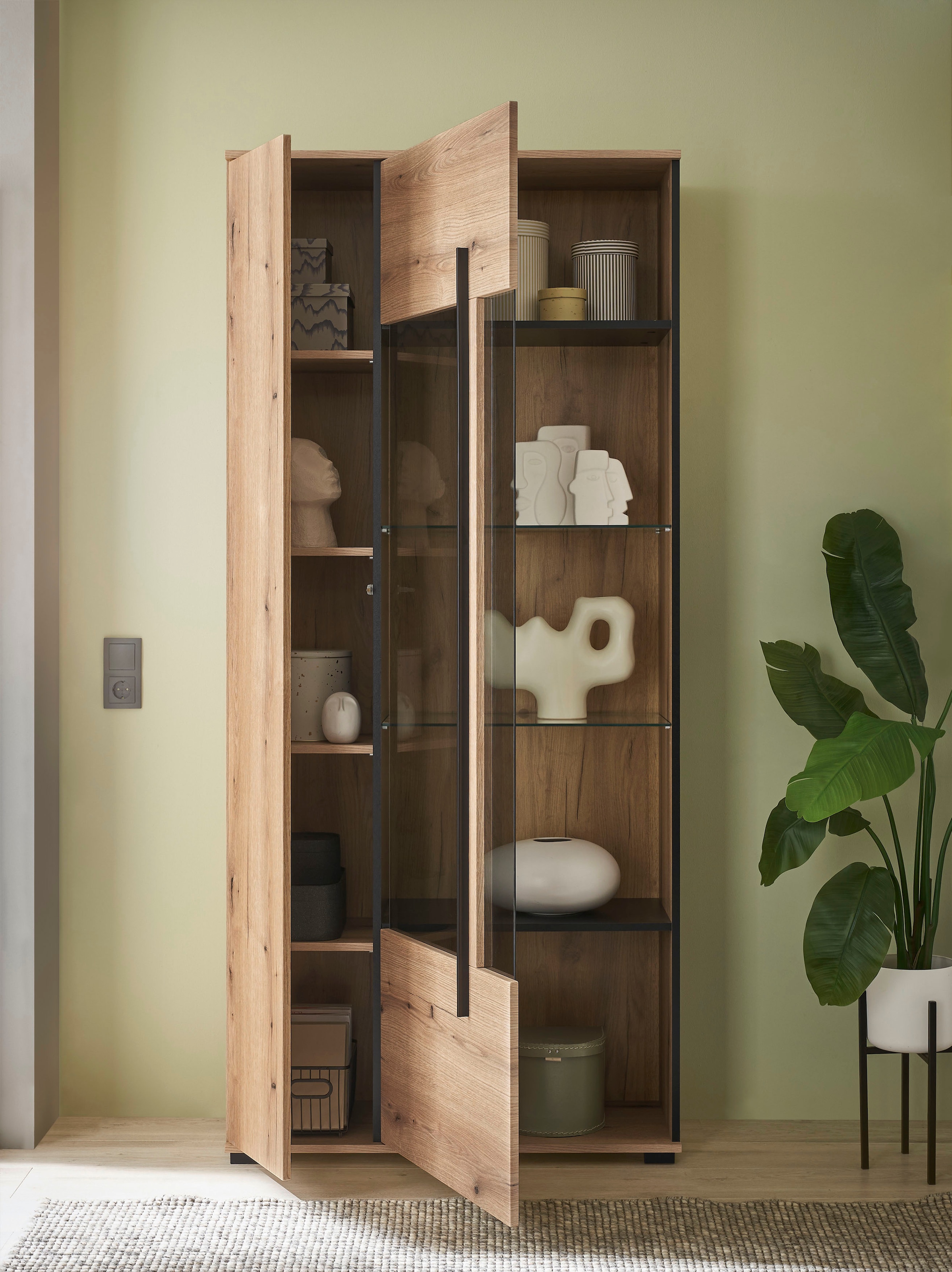 Home affaire Vitrine »Cantara, Vitrinenschrank in Eiche Evoke oder weiß, Standvitrine« schwarzer Stangengriff, ausreichend Stauraum, vielseitig einsetzbar