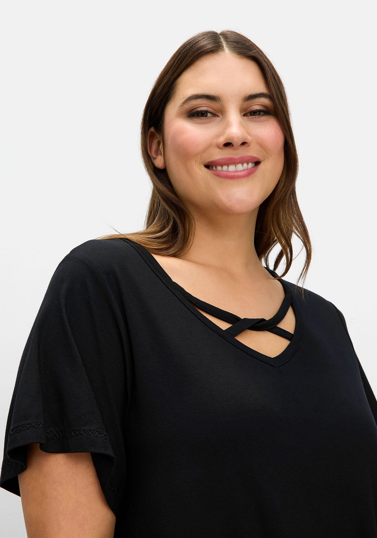 Sheego T-Shirt »Shirt mit verziertem V-Ausschnitt«