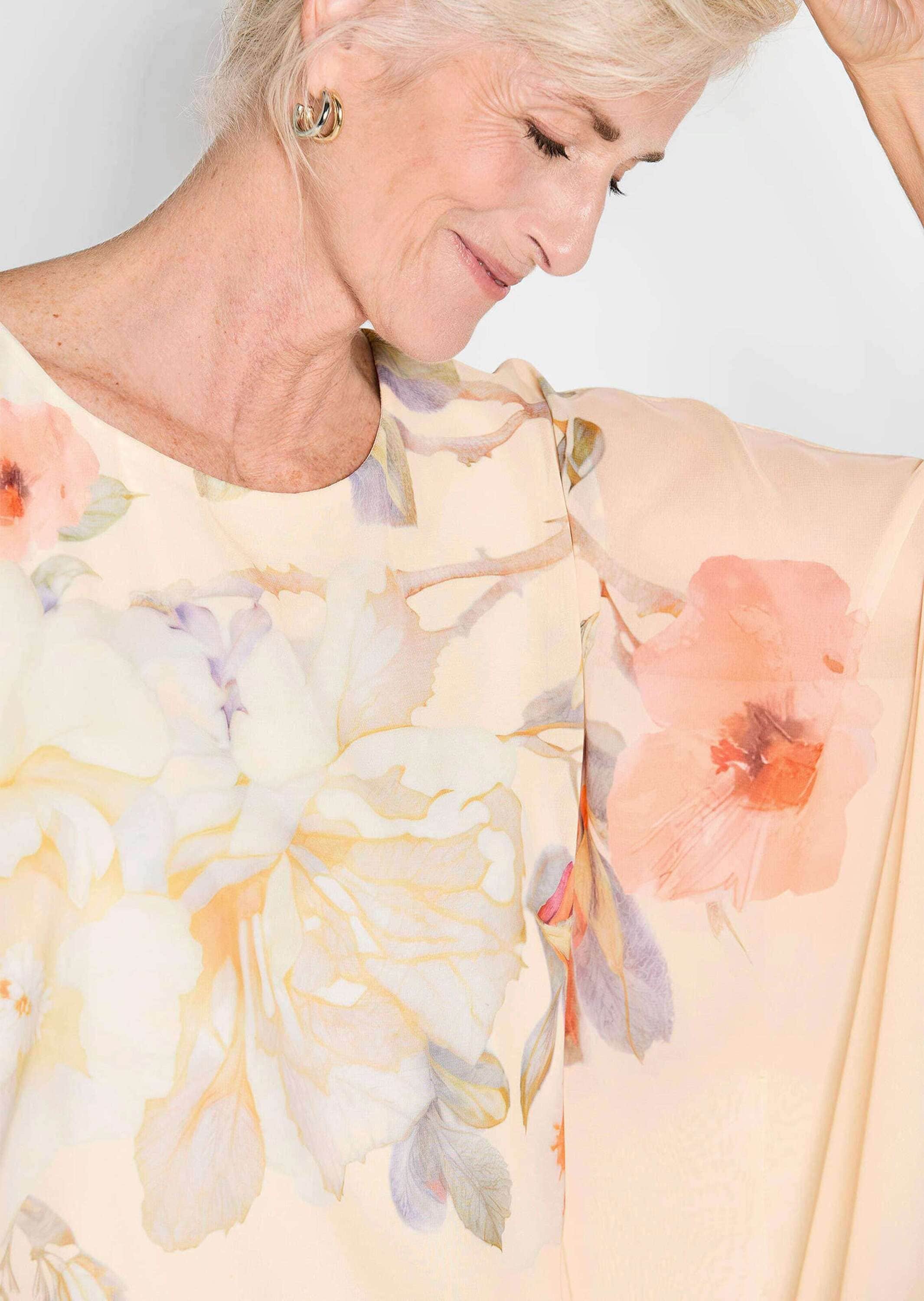 GOLDNER Satinbluse »Kurzgröße Chiffonbluse mit floralem Design«