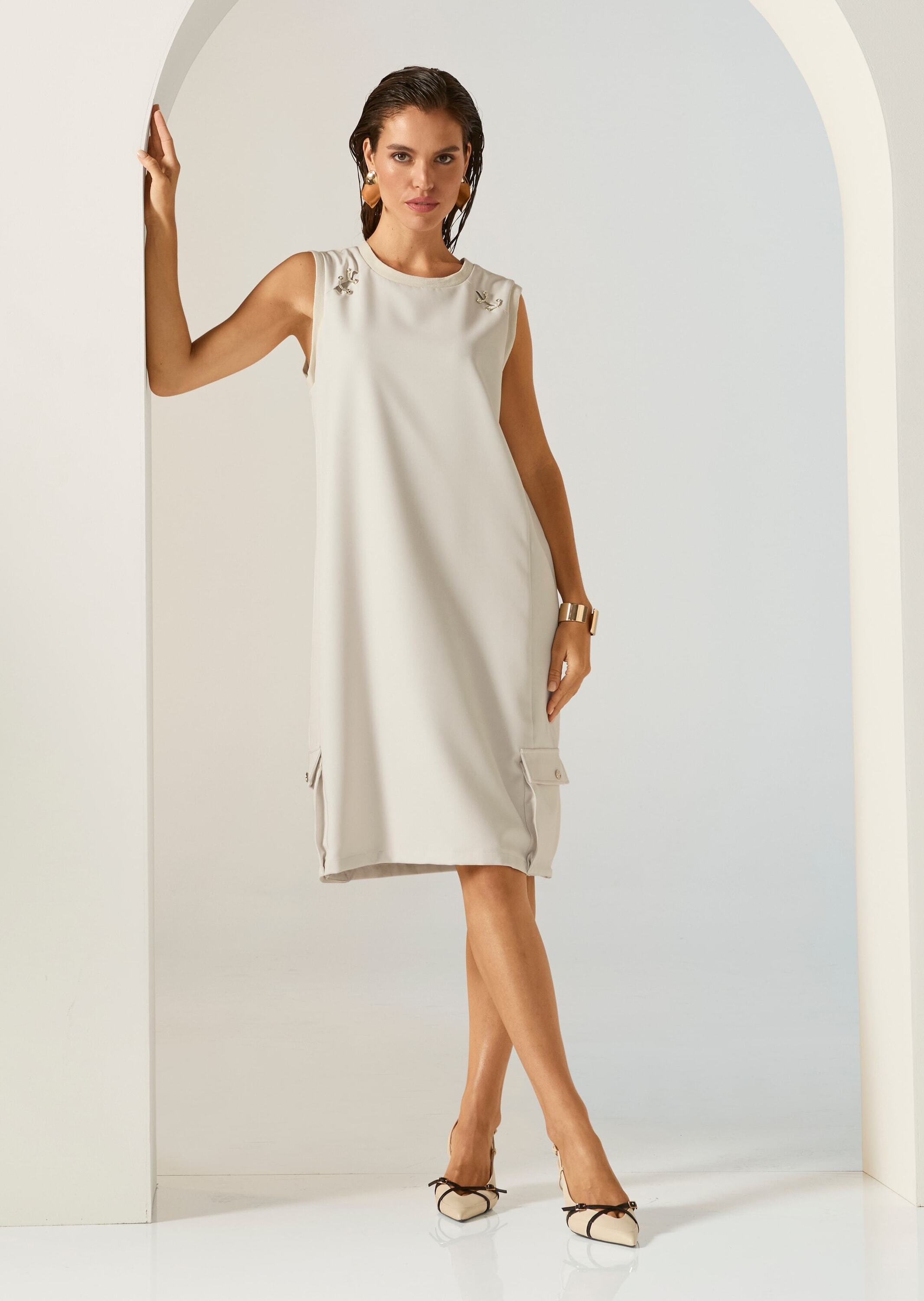 MADELEINE Sommerkleid »Jerseykleid Midikleid mit Schmuckelementen« Kleid mit eingefasstem Ripsband am Ausschnitt, mit Dekorativen Schmuckelementen im Vorderteil