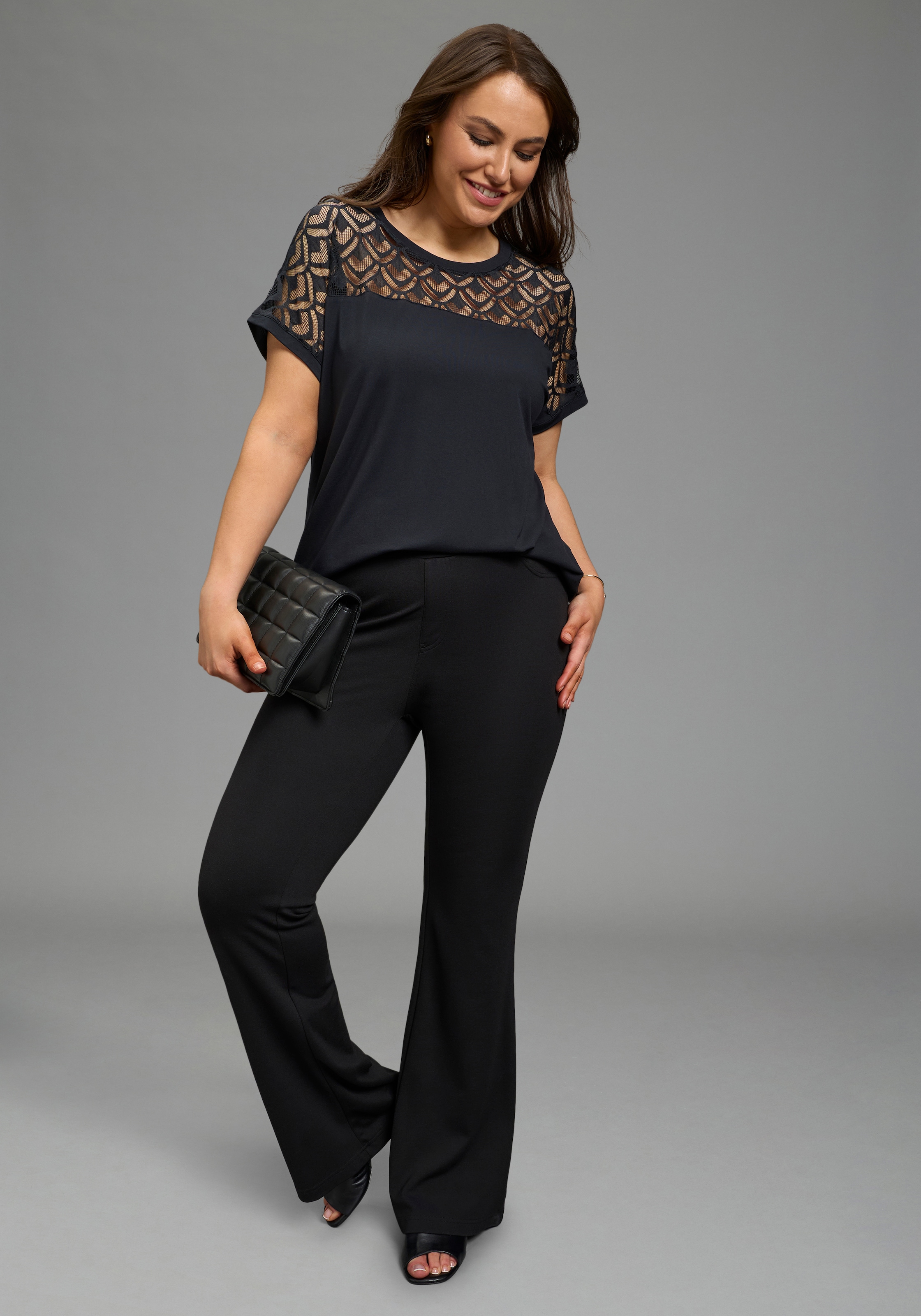 Laura Scott CURVE T-Shirt figurumspielende Passform, mit Rundhalsausschnitt und Spitzendetails