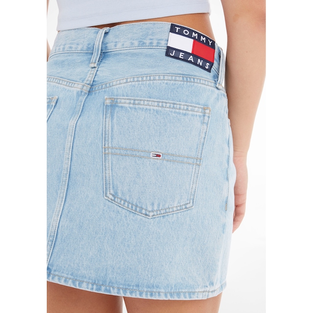 Tommy Jeans Jeansrock »IZZIE MINI DENIM SKIRT BG4015«, mit Tommy Jeans Logo- Badge bei ♕