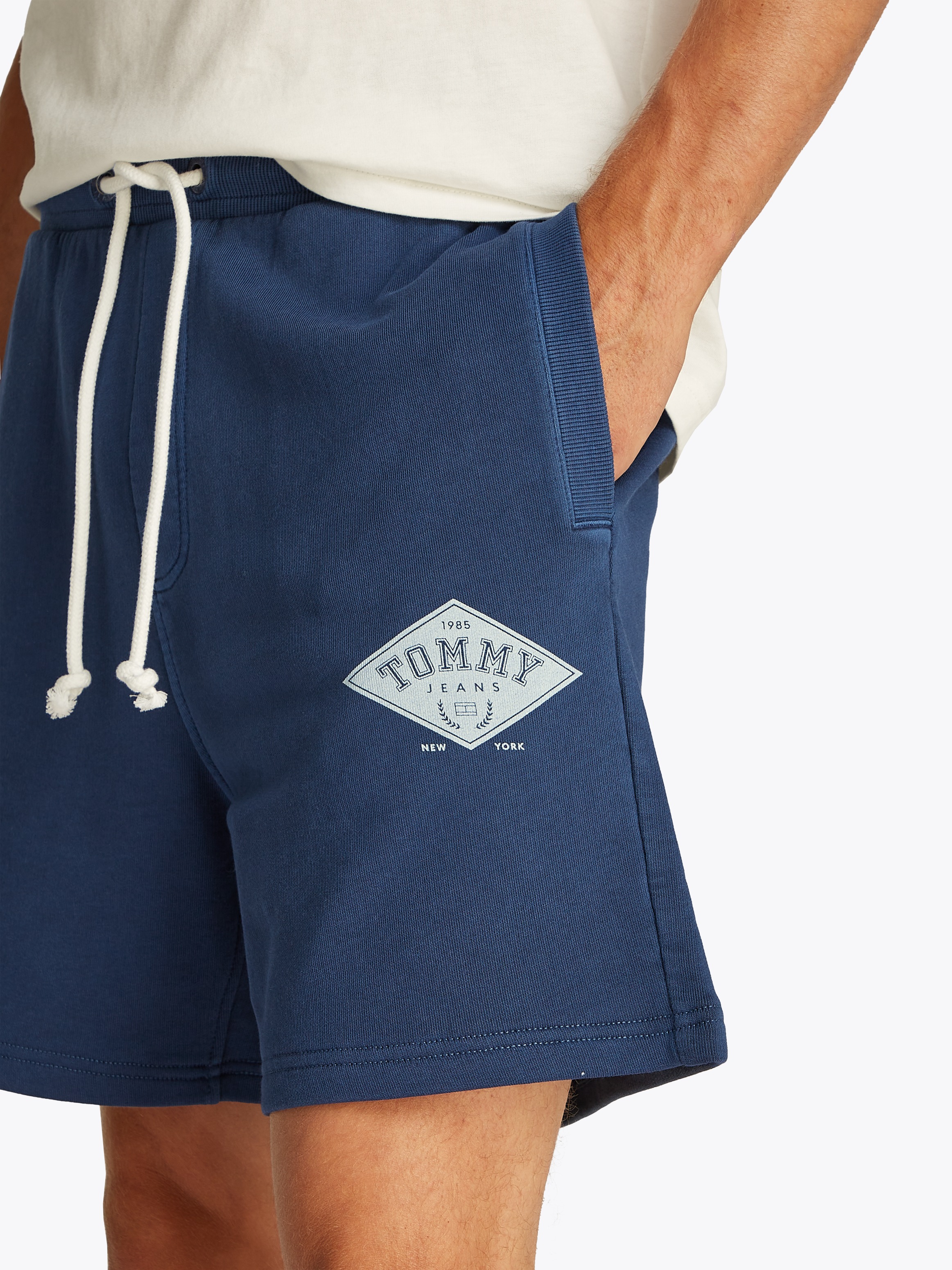 Tommy Jeans Sweatshorts »TJM REG VARSITY GRAPHICS SHORT«