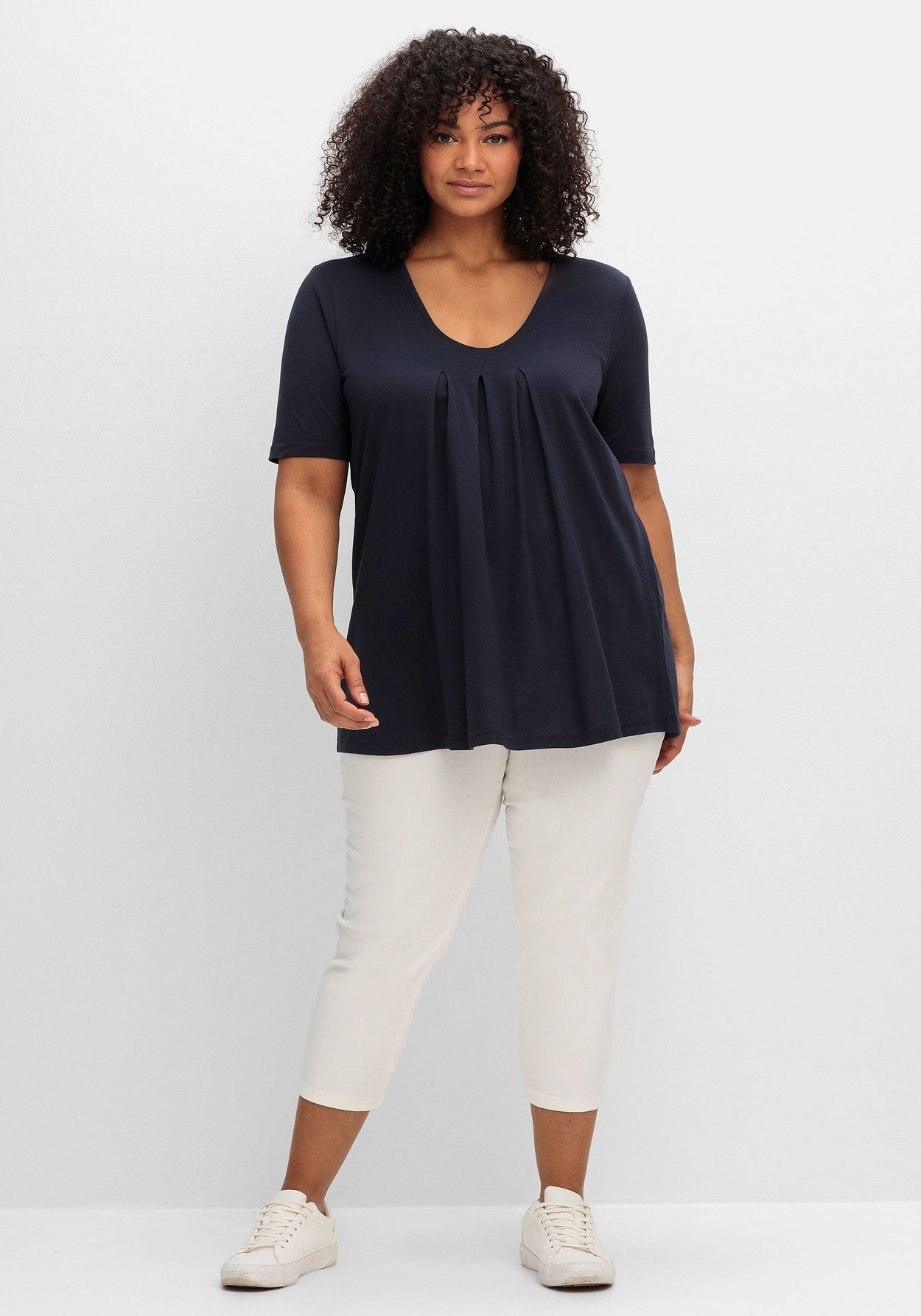 Sheego T-Shirt »Shirt in A-Linie in A-Linie, mit Kellerfalten am Ausschnitt«, in A-Linie, mit Kellerfalten am Ausschnitt