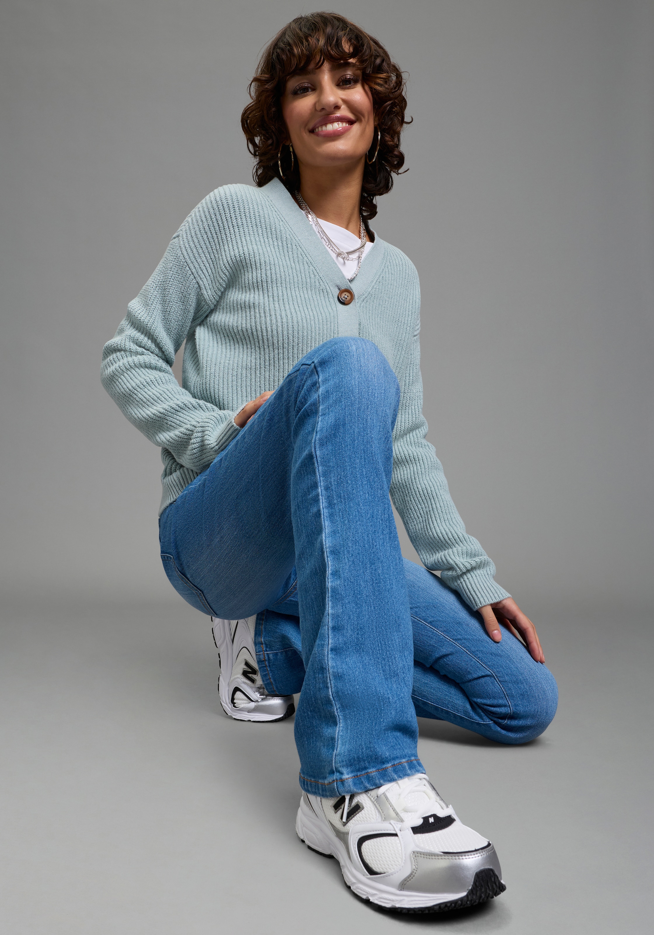 Arizona Bootcut-Jeans »Baby-Boot« Bootcut-Stil, figurbetonte Passform, mit Used-Effekten