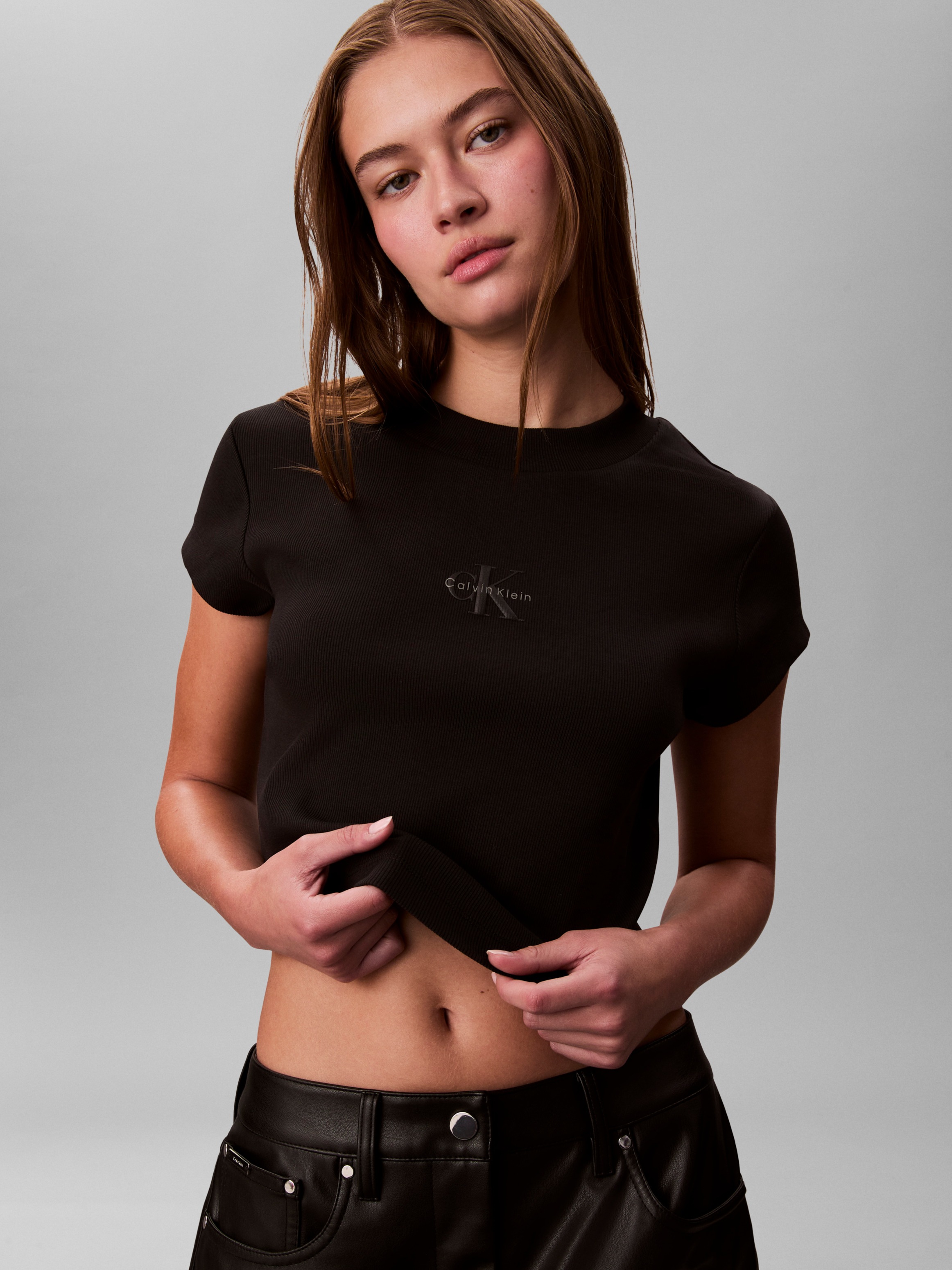 Calvin Klein T-Shirt »MONOGRAM BABY TEE« Rundhalsausschnitt, taillenlang