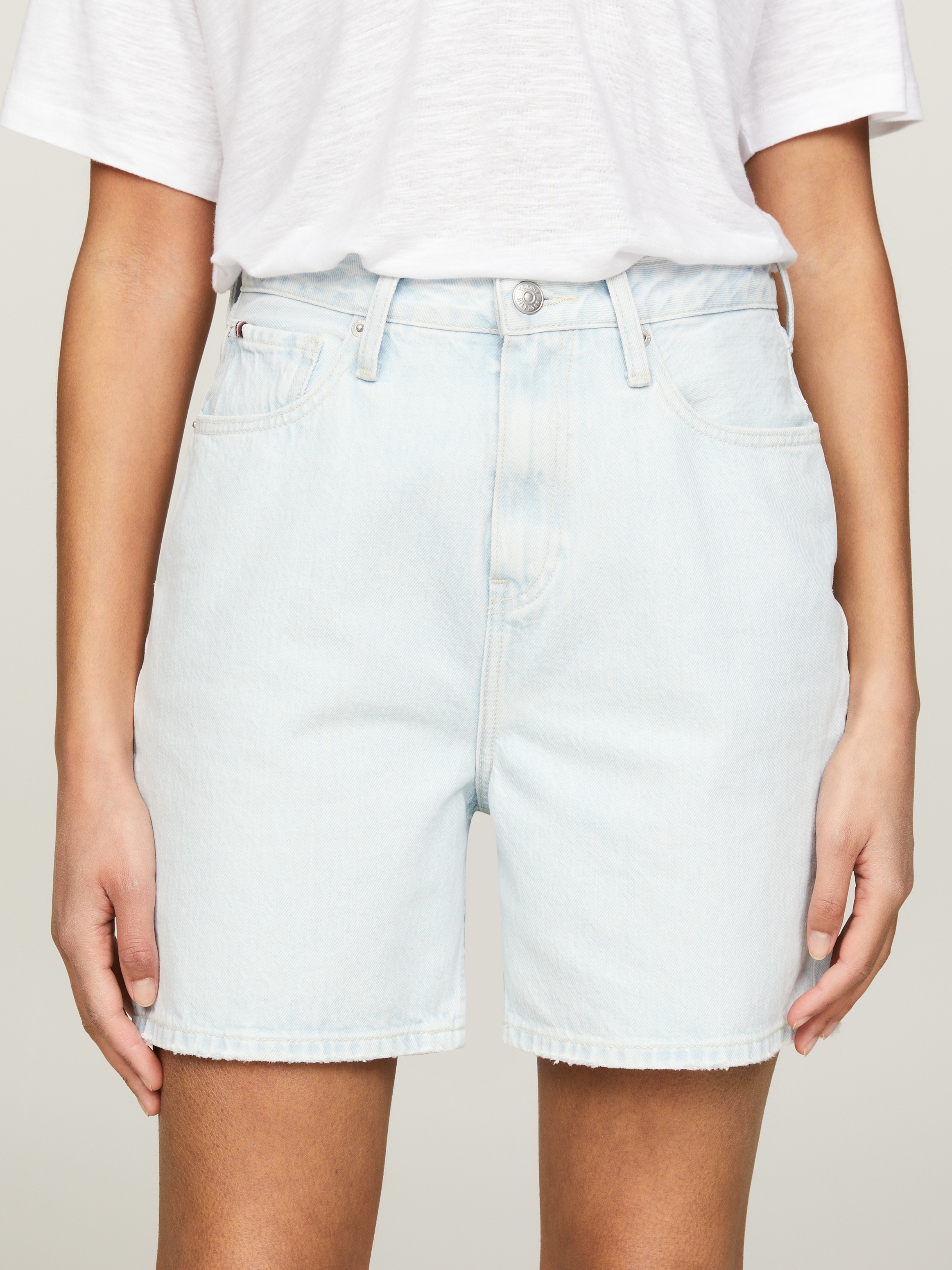 Tommy Hilfiger Shorts »DNM STRAIGHT SHORT HW LOLA«, mit Markenlabel