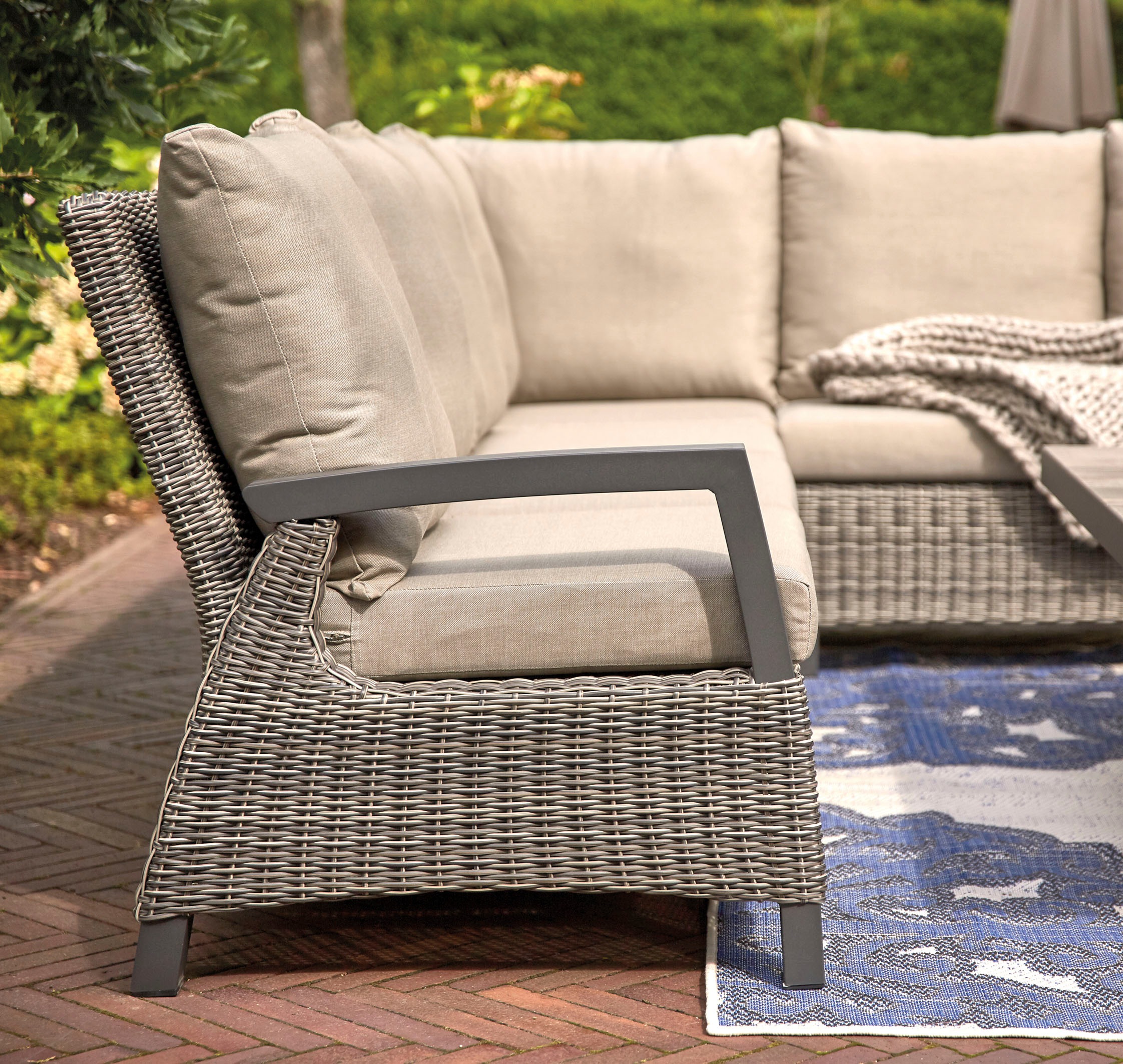 Siena Garden Gartenlounge-Set »Corido«, (Set, 9 tlg.), bestehend aus 2 Sesseln, 1 Sofa, 1 Tisch und 5 Auflagen