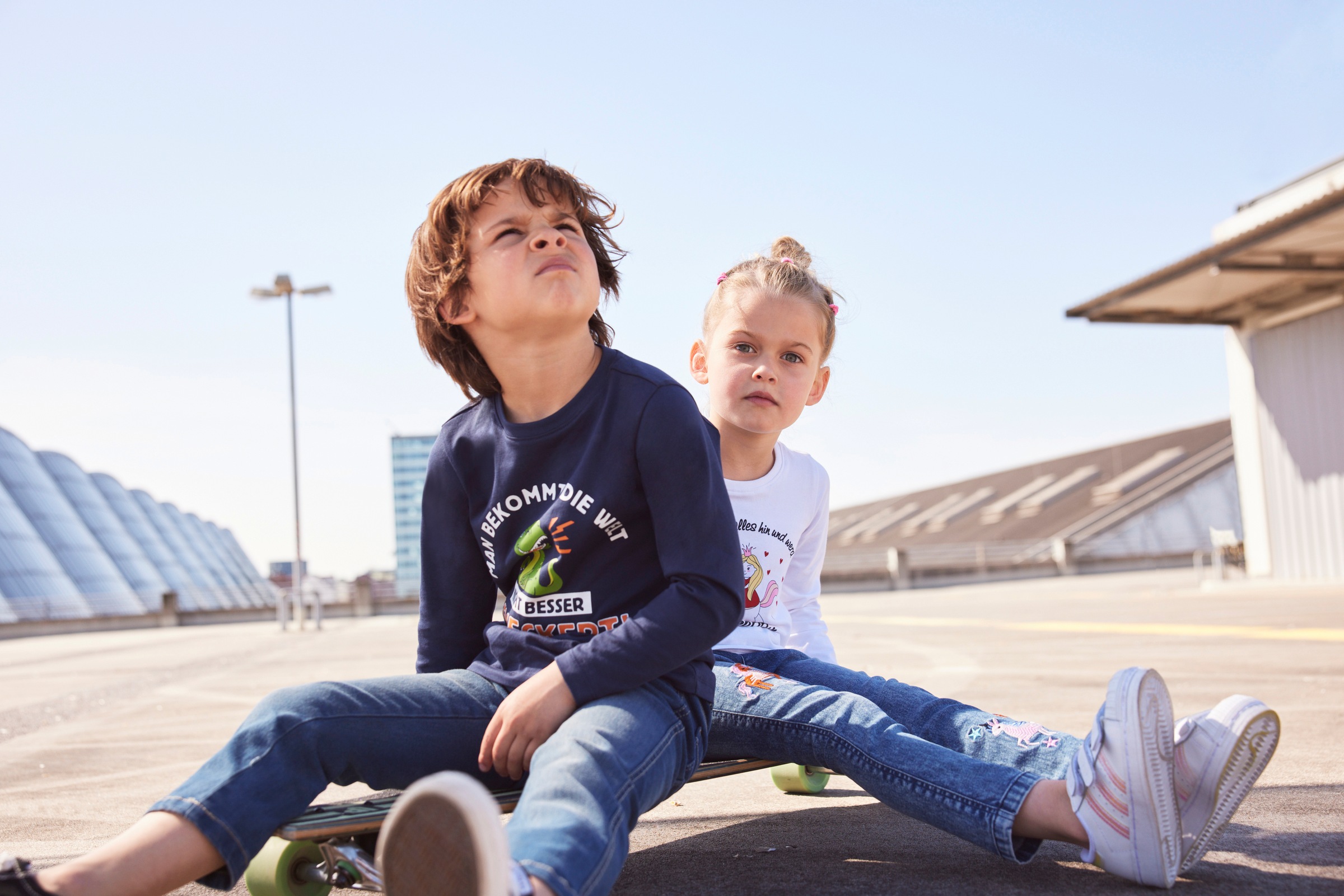 KIDSWORLD Stretch-Jeans », Basic Jeans mit toller Stickerei«, schmale Beinform, mit verstellbarem Gummizug am Bund, lang