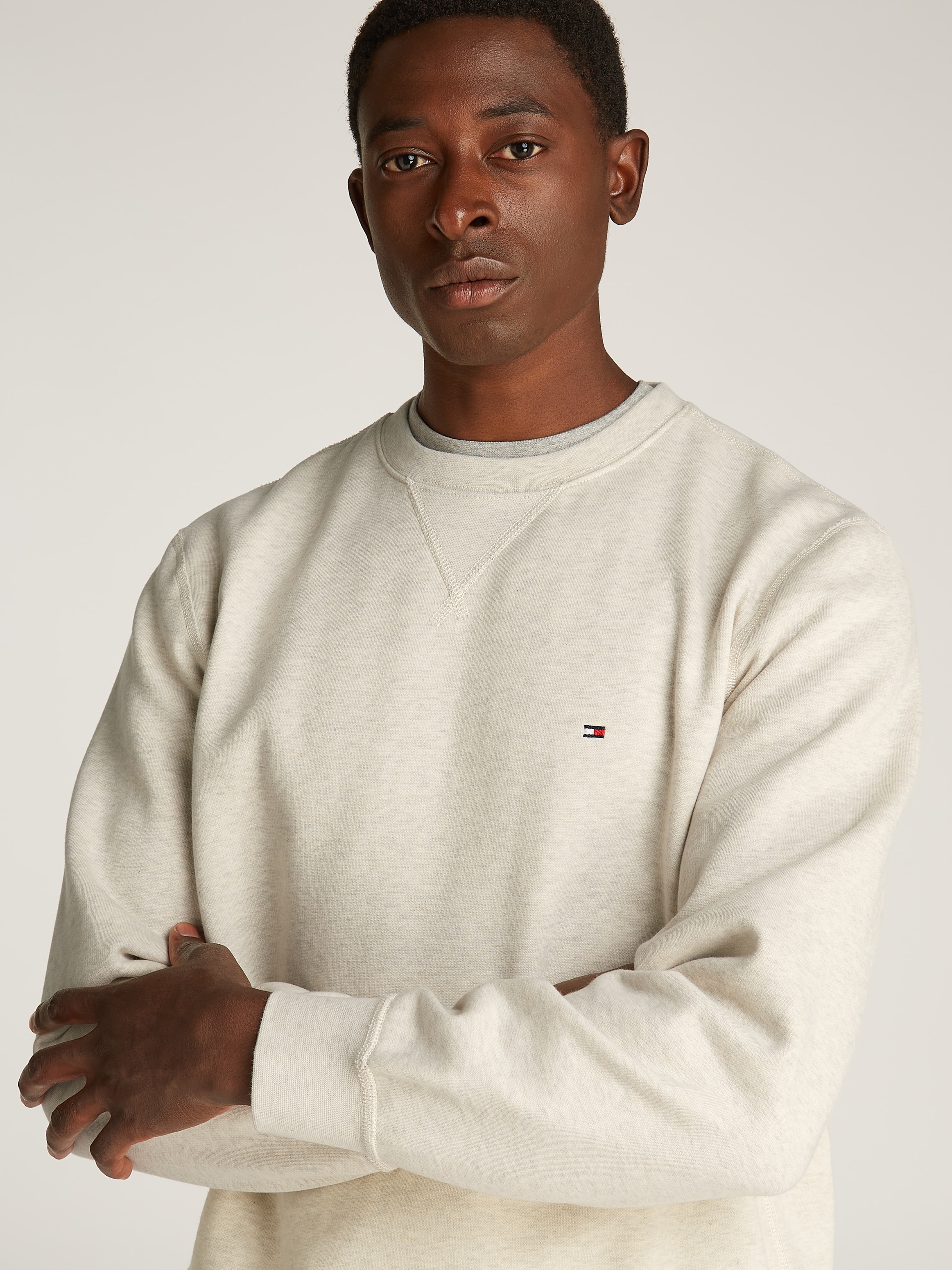 Tommy Hilfiger Sweatshirt »ESS SEASONAL FLEECE CREWNECK«, mit Logostickerei
