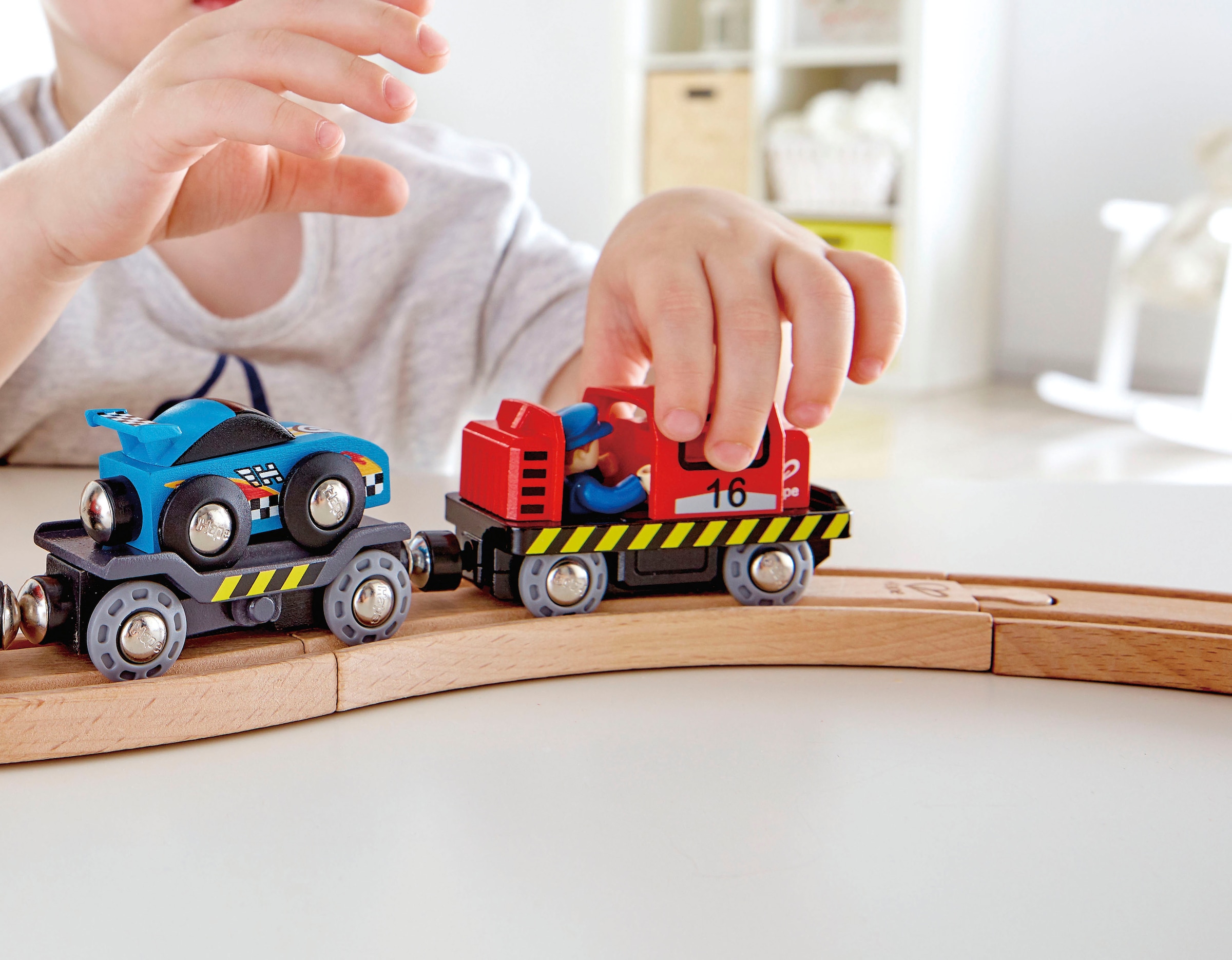 Hape Spielzeug-Eisenbahn »Rennwagen-Transporter«
