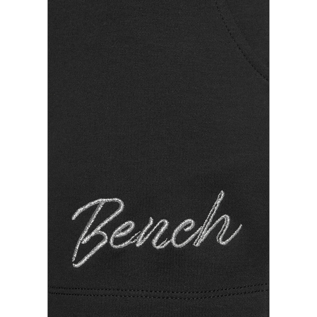 Bench. Loungewear Relaxshorts, mit kleiner glänzenden Logostickerei, Loungeanzug