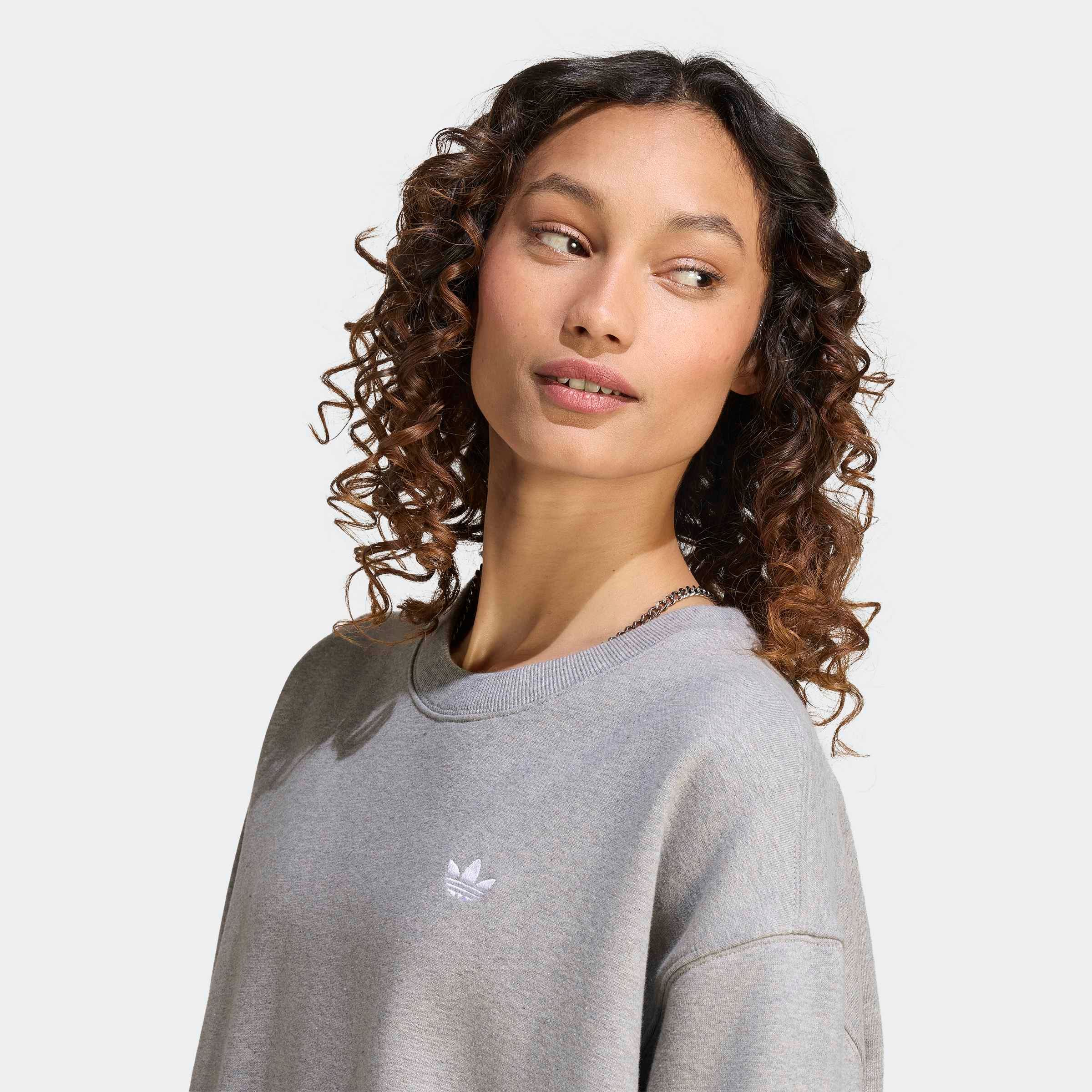 adidas Originals Sweatshirt »ESS FL CRW OS«, mit Rundhalsausschnitt, ohne Verschluss, in normaler Schnittform
