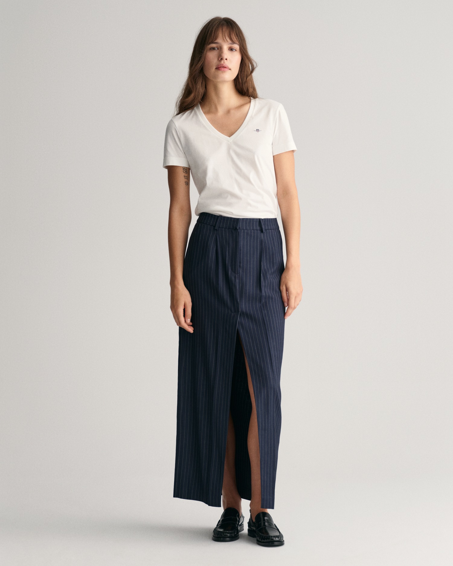 Gant T-Shirt »REG SHIELD KA V-NECK T-SHIRT« mit einer kleinen Logostickerei auf der Brust