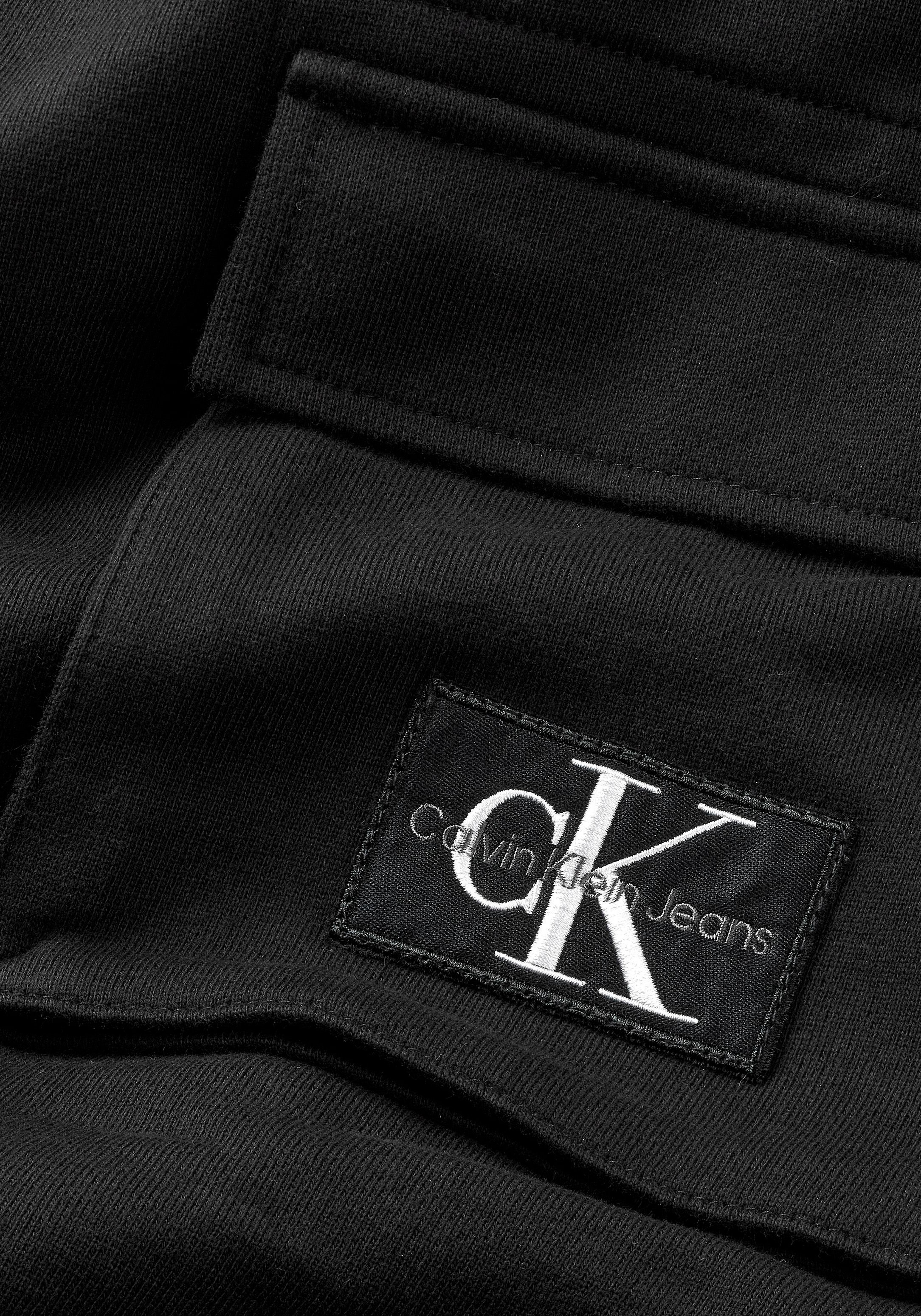 Calvin Klein Jeans Cargohose, mit Calvin Klein Logo-Badge auf der  Cargotasche bei ♕