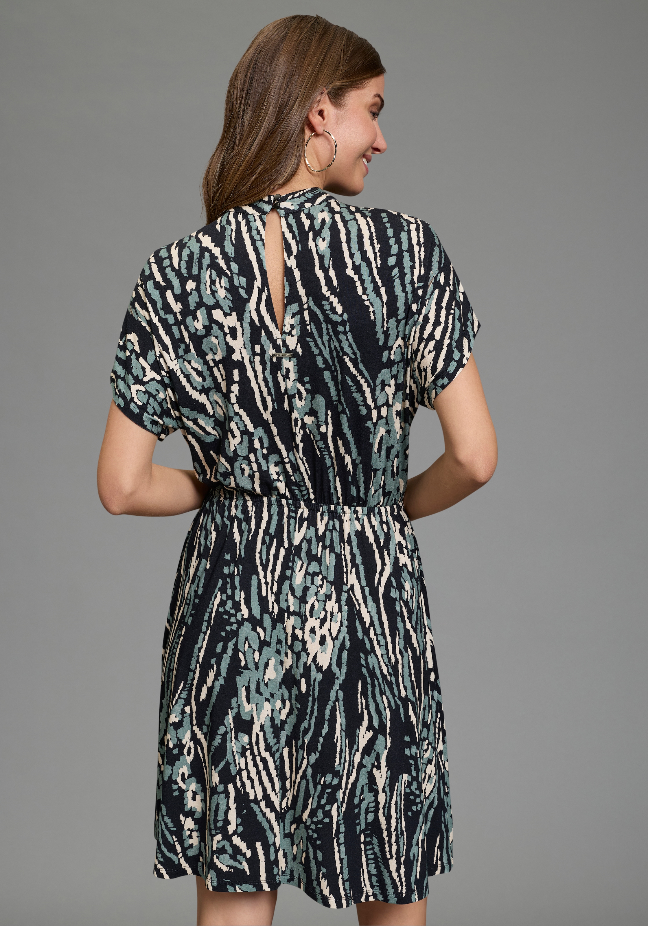 Laura Scott Sommerkleid hoch geschlossener Ausschnitt, aus Jersey, Abstrakt gemustert