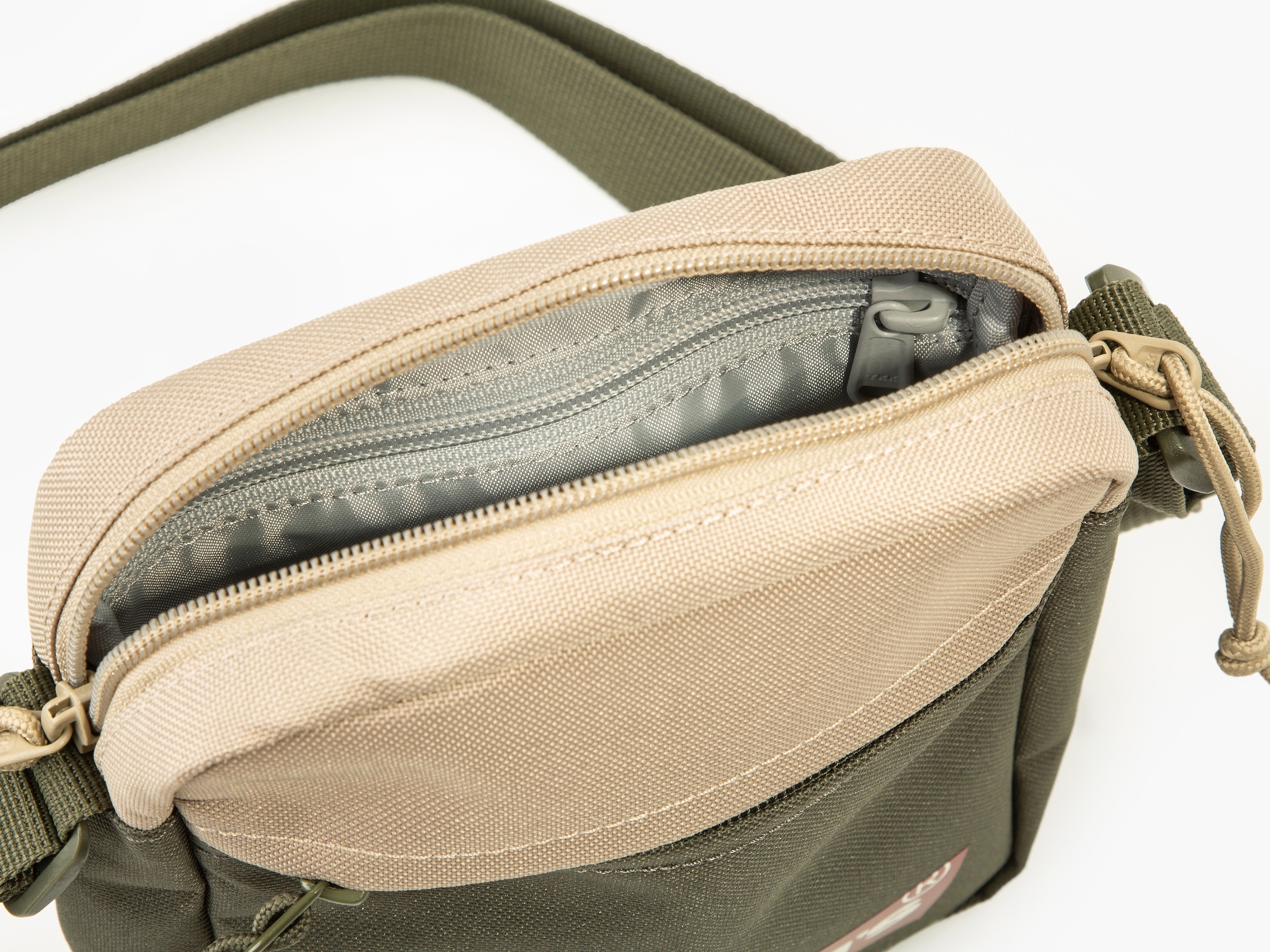 Levi's® Umhängetasche »MINI CROSSBODY SOLID (RED BATWING)«, modische Mini Bag Schultertasche
