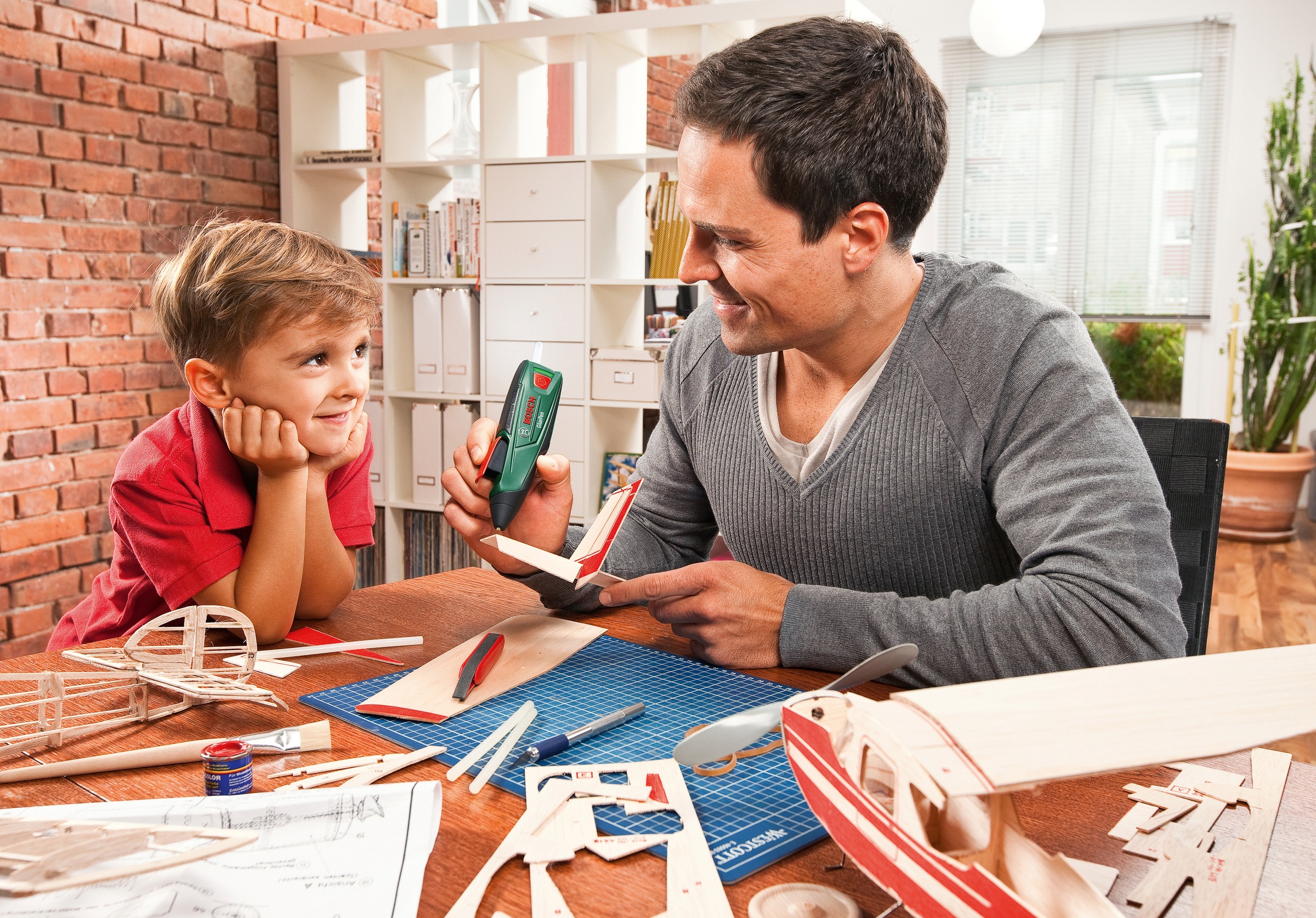 Bosch Home & Garden Heißklebestift »GluePen«, (4 Schmelzkleber UltraPower, Micro-USB-Lader)