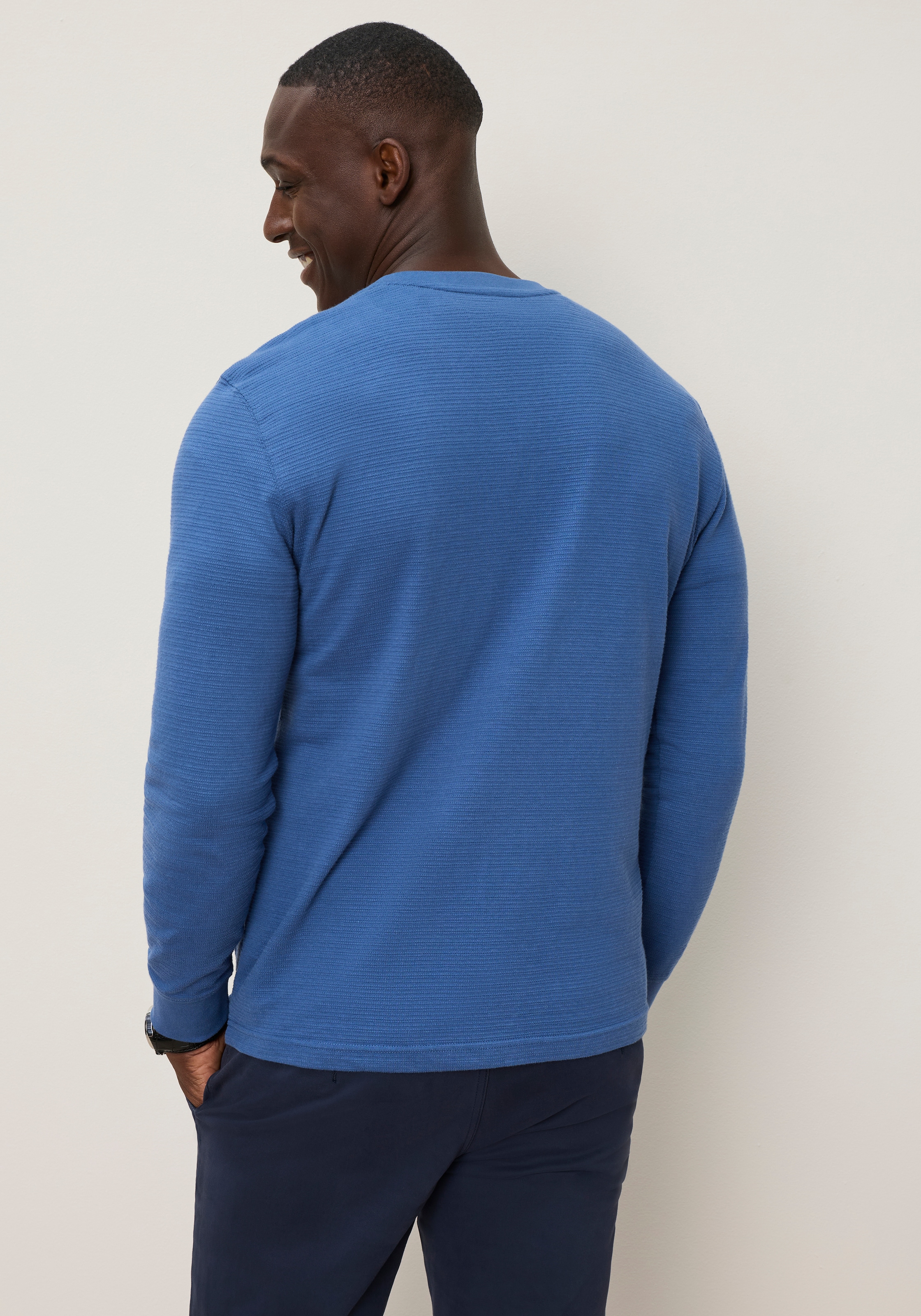 DELMAO Henleyshirt Normale Passform, Langarm, mit Stehkragen und V-Ausschnitt
