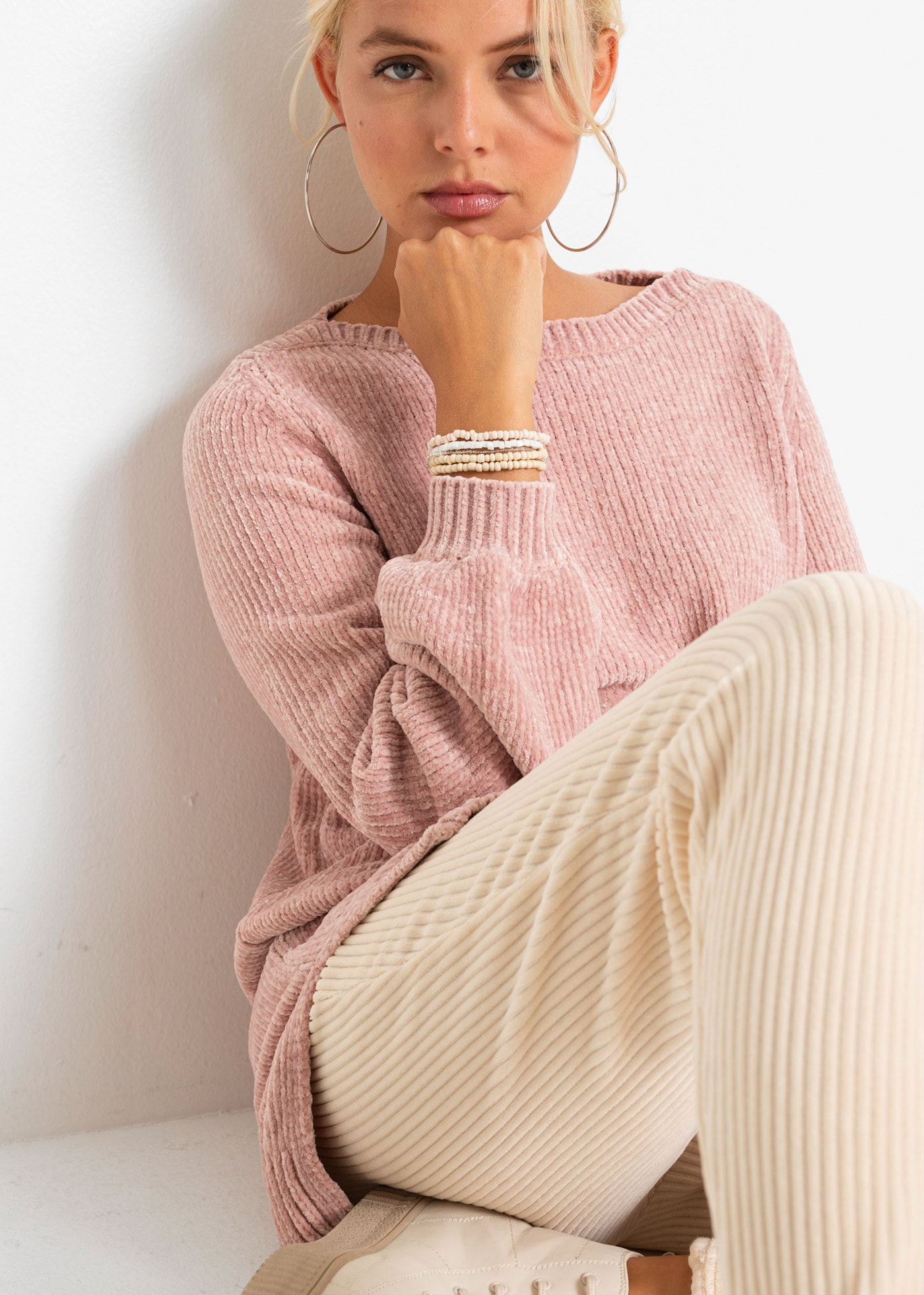 bonprix Longpullover »Chenille-Longpullover« aus Chenille, mit breitem U-Boot-Ausschnitt, hinten etwas länger