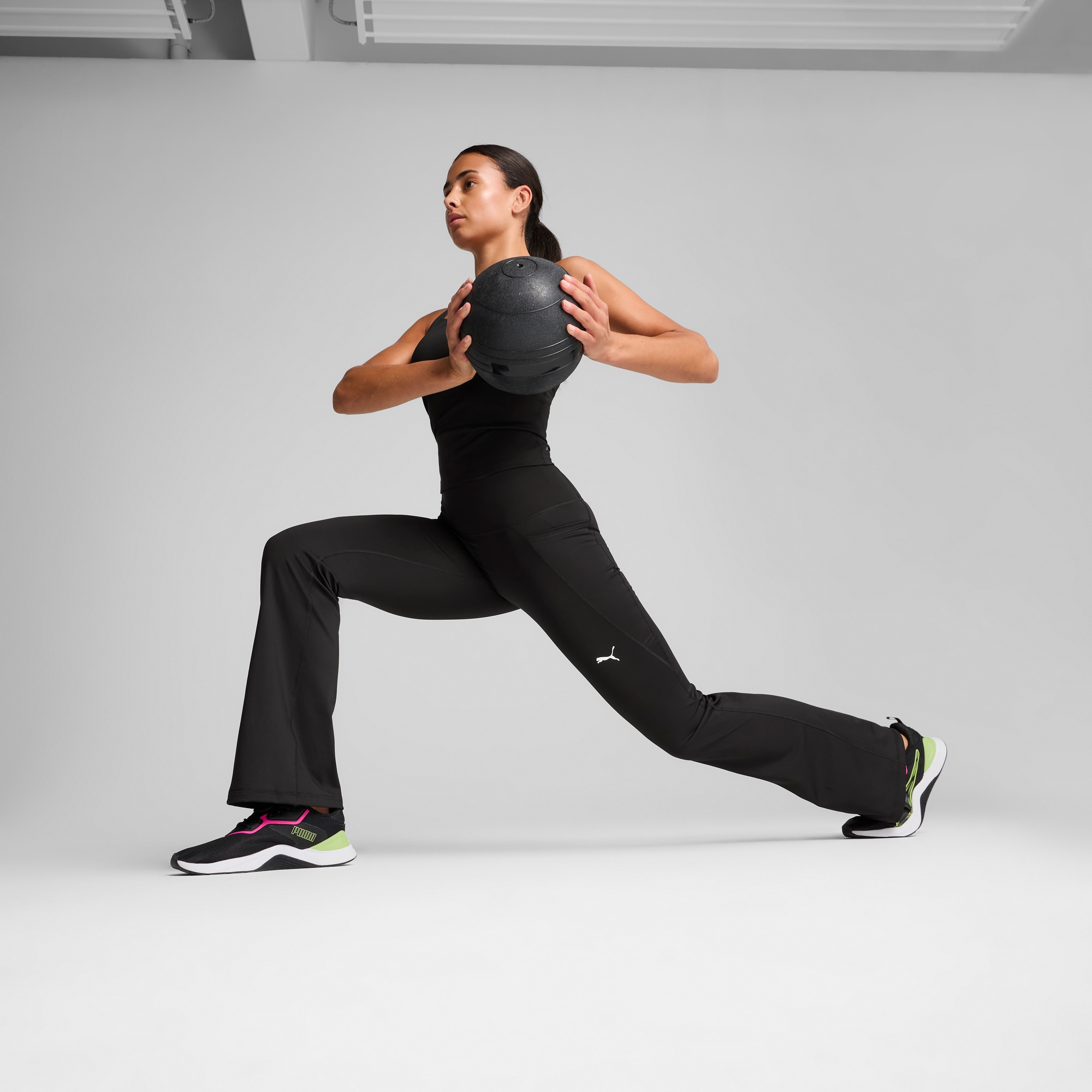 PUMA Trainingshose »W TAD ESSENTIAL HW BOOTCUT PANT«